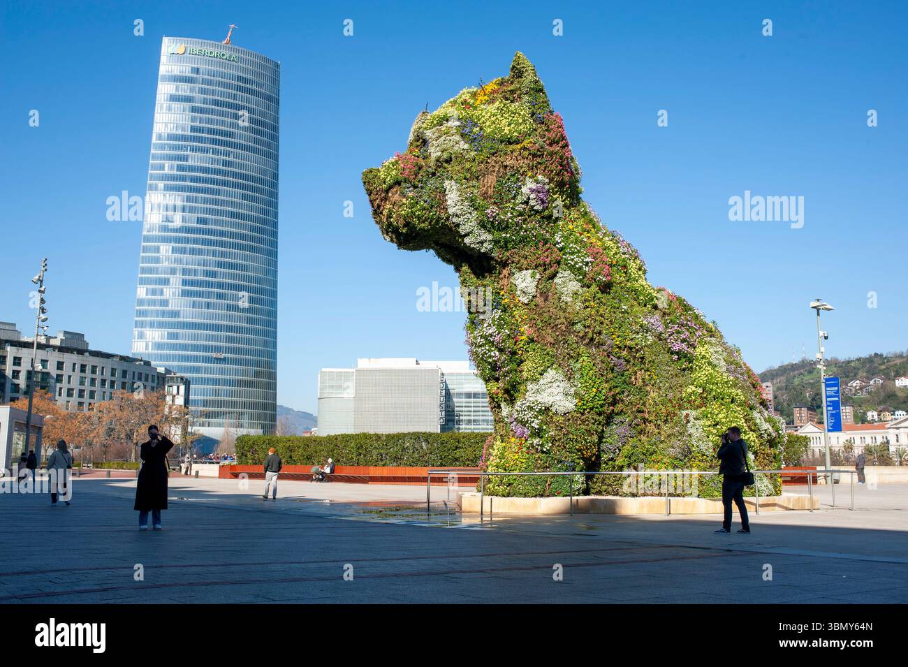 Giornata di sole al Museo Guggenheim di Bilbao. Bilbao, Paesi Baschi. Foto Stock