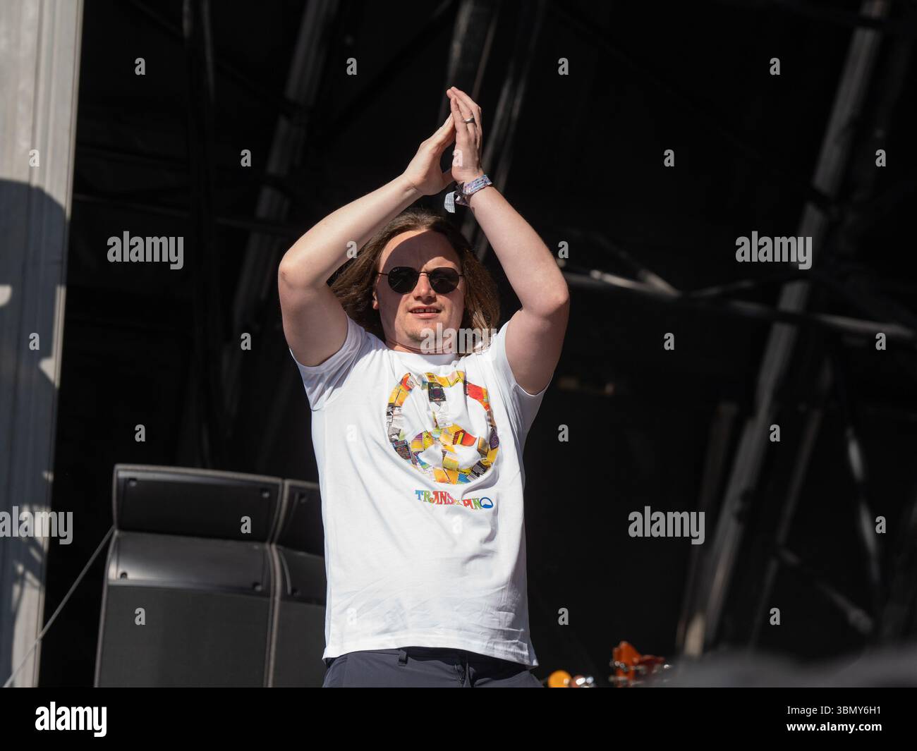 Cannock Chase, Staffordshire, Regno Unito. 28 giugno 2025. Jamie Webster, il cantautore nato a Liverpool che si è esibito la quarta notte al Forest Live, il concerto si è tenuto a Cannock Chase Forest in un anfiteatro naturale, Forest Live è una delle principali serie di musica dal vivo che si svolge nelle foreste della nazione, in splendide arene boschive naturali ogni estate, con un'atmosfera rilassata e una colonna sonora incredibile, acquistando i biglietti da Forestry England, le persone stanno aiutando a crescere e proteggere le foreste della nazione per le generazioni a venire. Credito Ian Knight/Alamy Live News Foto Stock