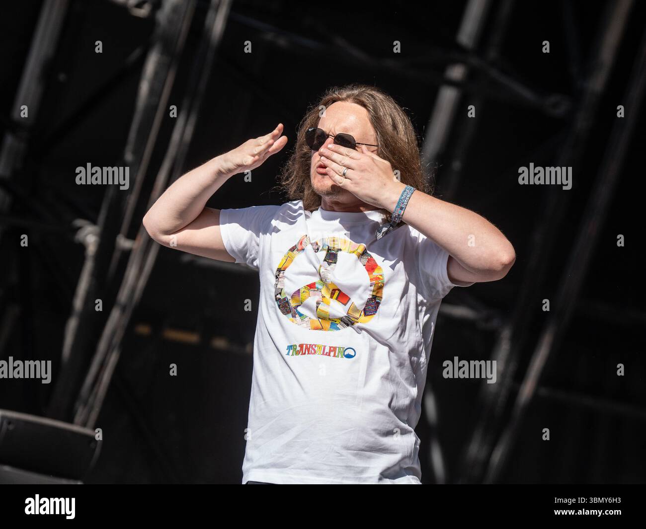 Cannock Chase, Staffordshire, Regno Unito. 28 giugno 2025. Jamie Webster, il cantautore nato a Liverpool che si è esibito la quarta notte al Forest Live, il concerto si è tenuto a Cannock Chase Forest in un anfiteatro naturale, Forest Live è una delle principali serie di musica dal vivo che si svolge nelle foreste della nazione, in splendide arene boschive naturali ogni estate, con un'atmosfera rilassata e una colonna sonora incredibile, acquistando i biglietti da Forestry England, le persone stanno aiutando a crescere e proteggere le foreste della nazione per le generazioni a venire. Credito Ian Knight/Alamy Live News Foto Stock