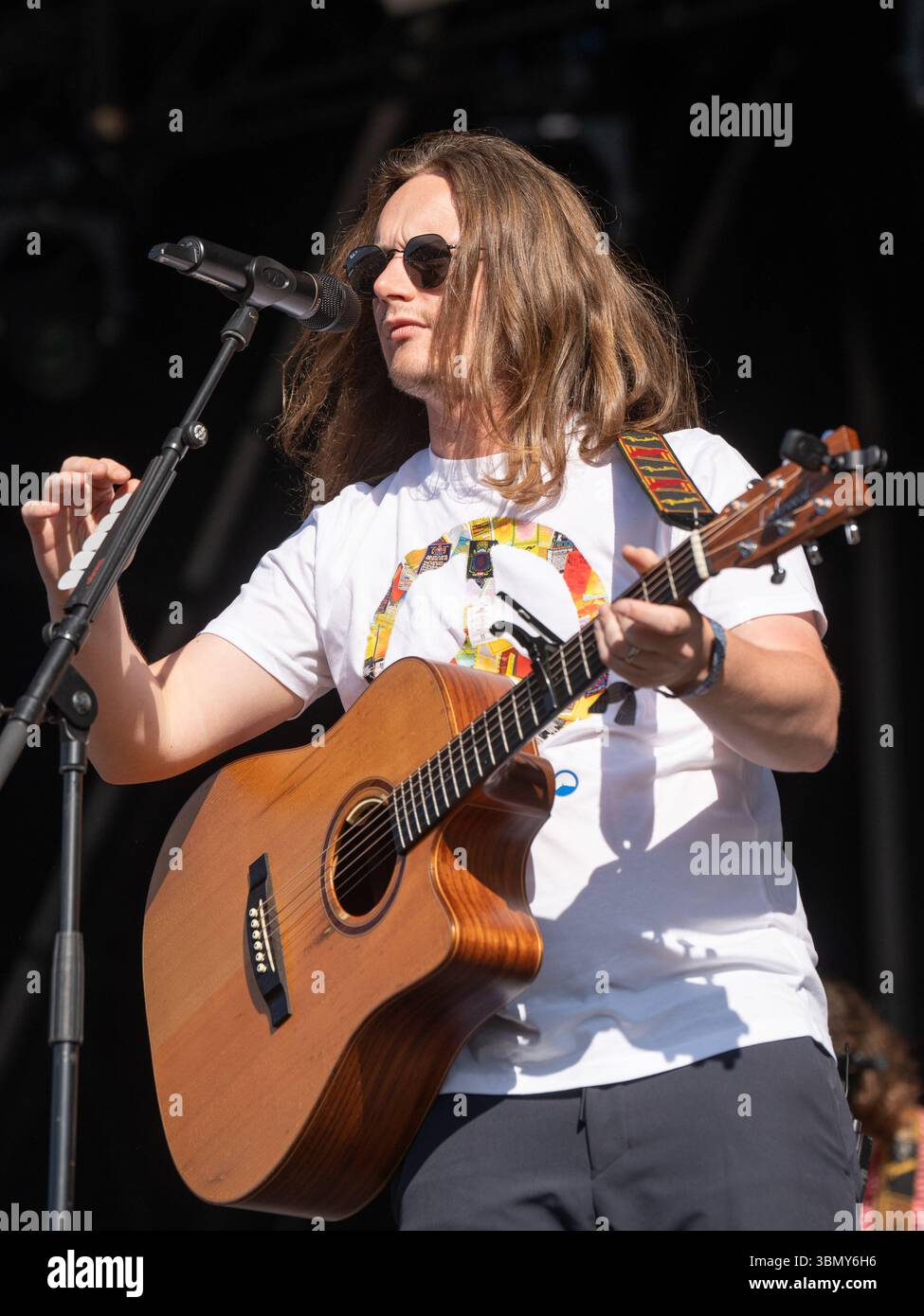 Cannock Chase, Staffordshire, Regno Unito. 28 giugno 2025. Jamie Webster, il cantautore nato a Liverpool che si è esibito la quarta notte al Forest Live, il concerto si è tenuto a Cannock Chase Forest in un anfiteatro naturale, Forest Live è una delle principali serie di musica dal vivo che si svolge nelle foreste della nazione, in splendide arene boschive naturali ogni estate, con un'atmosfera rilassata e una colonna sonora incredibile, acquistando i biglietti da Forestry England, le persone stanno aiutando a crescere e proteggere le foreste della nazione per le generazioni a venire. Credito Ian Knight/Alamy Live News Foto Stock