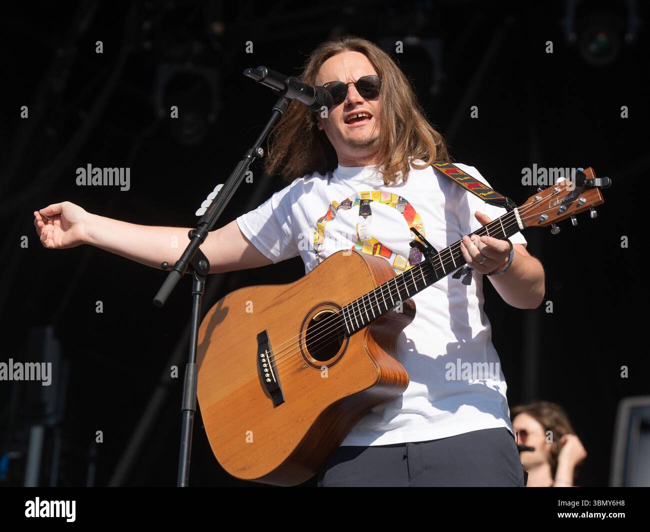 Cannock Chase, Staffordshire, Regno Unito. 28 giugno 2025. Jamie Webster, il cantautore nato a Liverpool che si è esibito la quarta notte al Forest Live, il concerto si è tenuto a Cannock Chase Forest in un anfiteatro naturale, Forest Live è una delle principali serie di musica dal vivo che si svolge nelle foreste della nazione, in splendide arene boschive naturali ogni estate, con un'atmosfera rilassata e una colonna sonora incredibile, acquistando i biglietti da Forestry England, le persone stanno aiutando a crescere e proteggere le foreste della nazione per le generazioni a venire. Credito Ian Knight/Alamy Live News Foto Stock