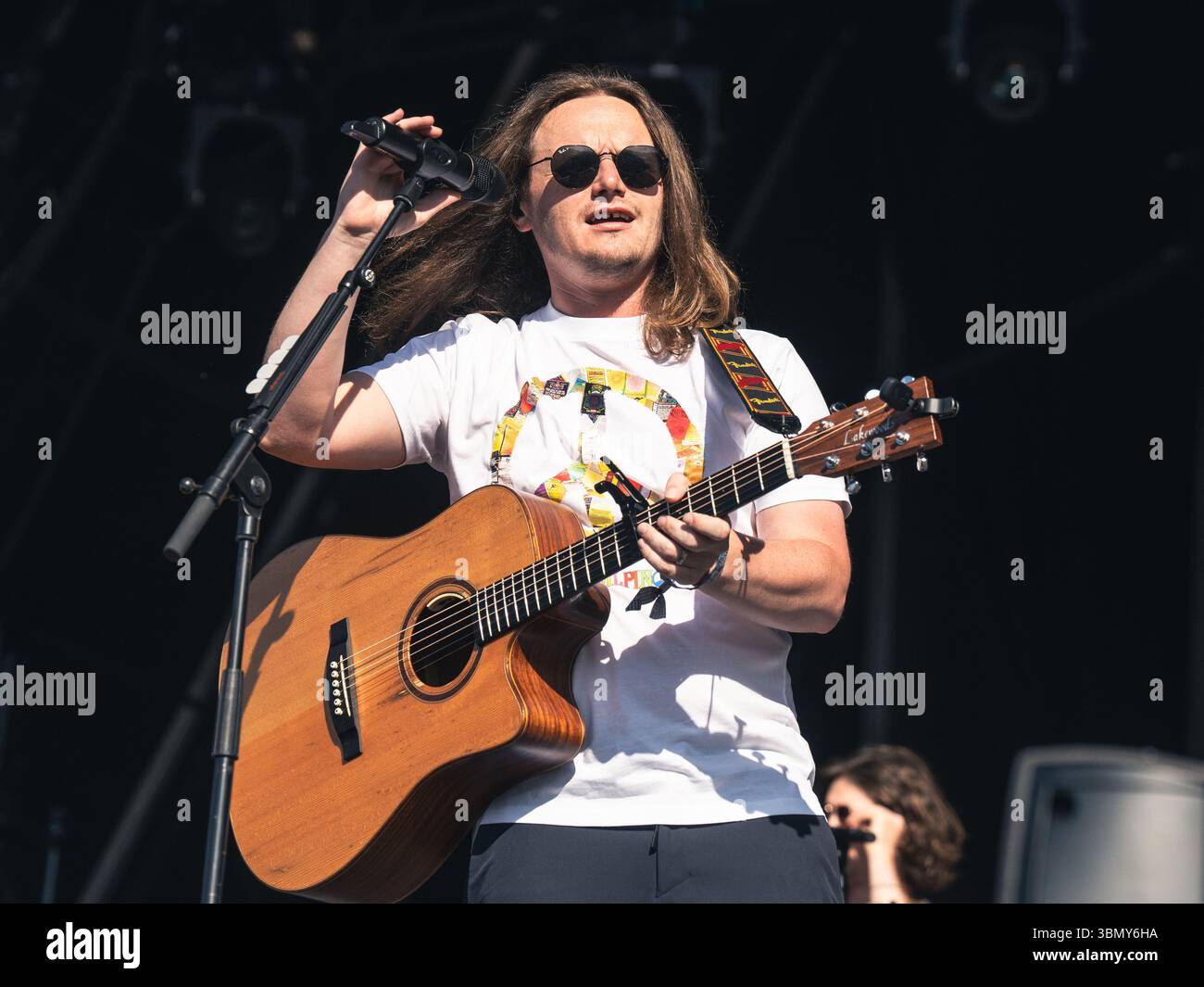 Cannock Chase, Staffordshire, Regno Unito. 28 giugno 2025. Jamie Webster, il cantautore nato a Liverpool che si è esibito la quarta notte al Forest Live, il concerto si è tenuto a Cannock Chase Forest in un anfiteatro naturale, Forest Live è una delle principali serie di musica dal vivo che si svolge nelle foreste della nazione, in splendide arene boschive naturali ogni estate, con un'atmosfera rilassata e una colonna sonora incredibile, acquistando i biglietti da Forestry England, le persone stanno aiutando a crescere e proteggere le foreste della nazione per le generazioni a venire. Credito Ian Knight/Alamy Live News Foto Stock