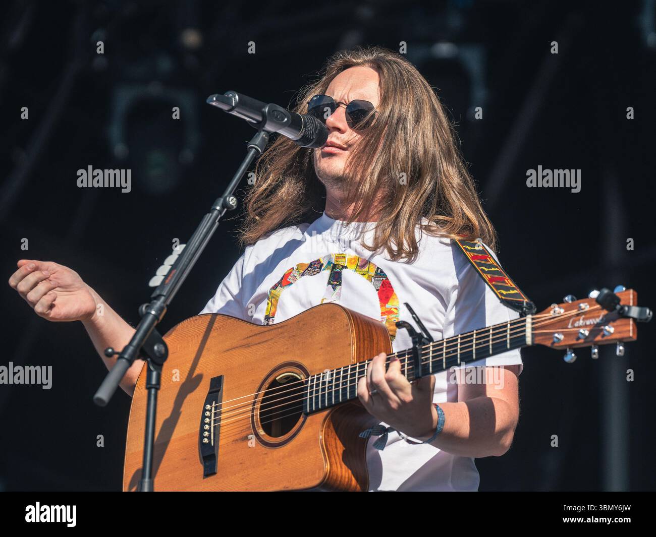 Cannock Chase, Staffordshire, Regno Unito. 28 giugno 2025. Jamie Webster, il cantautore nato a Liverpool che si è esibito la quarta notte al Forest Live, il concerto si è tenuto a Cannock Chase Forest in un anfiteatro naturale, Forest Live è una delle principali serie di musica dal vivo che si svolge nelle foreste della nazione, in splendide arene boschive naturali ogni estate, con un'atmosfera rilassata e una colonna sonora incredibile, acquistando i biglietti da Forestry England, le persone stanno aiutando a crescere e proteggere le foreste della nazione per le generazioni a venire. Credito Ian Knight/Alamy Live News Foto Stock