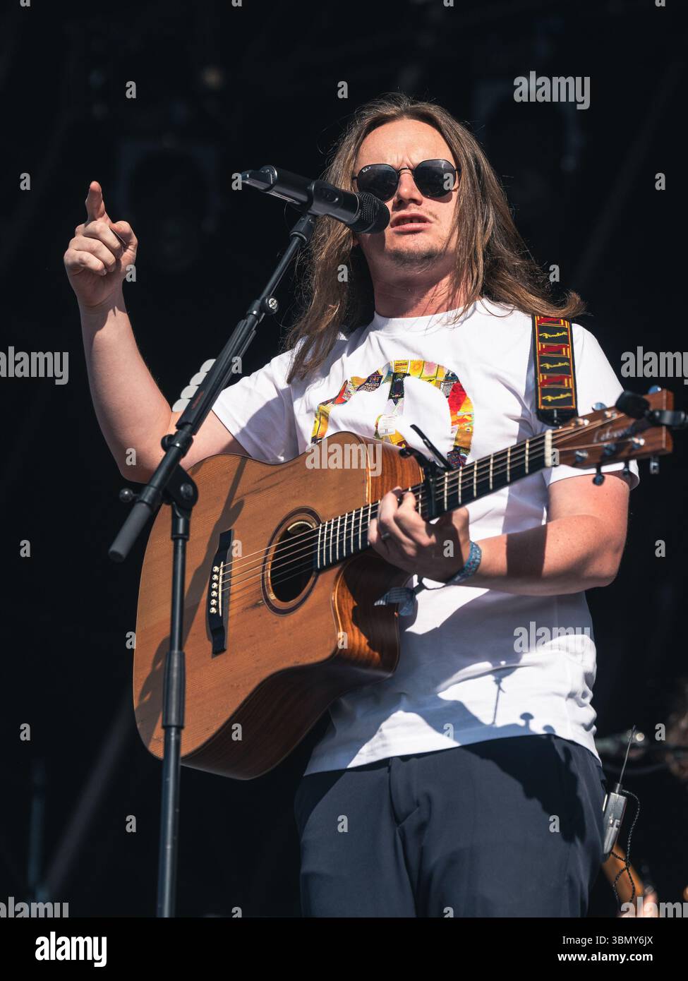 Cannock Chase, Staffordshire, Regno Unito. 28 giugno 2025. Jamie Webster, il cantautore nato a Liverpool che si è esibito la quarta notte al Forest Live, il concerto si è tenuto a Cannock Chase Forest in un anfiteatro naturale, Forest Live è una delle principali serie di musica dal vivo che si svolge nelle foreste della nazione, in splendide arene boschive naturali ogni estate, con un'atmosfera rilassata e una colonna sonora incredibile, acquistando i biglietti da Forestry England, le persone stanno aiutando a crescere e proteggere le foreste della nazione per le generazioni a venire. Credito Ian Knight/Alamy Live News Foto Stock