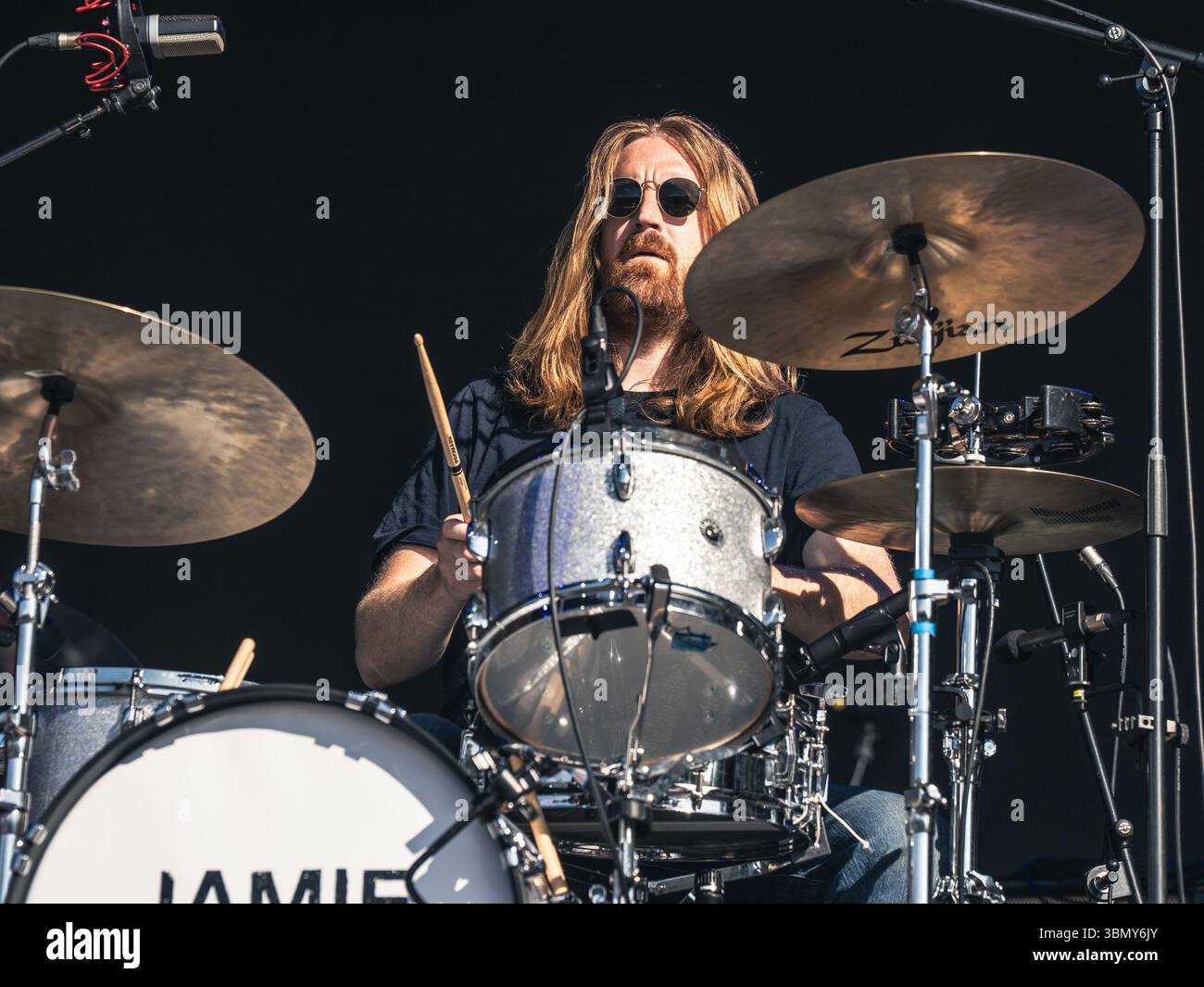Cannock Chase, Staffordshire, Regno Unito. 28 giugno 2025. Jamie Webster, il cantautore nato a Liverpool che si è esibito la quarta notte al Forest Live, il concerto si è tenuto a Cannock Chase Forest in un anfiteatro naturale, Forest Live è una delle principali serie di musica dal vivo che si svolge nelle foreste della nazione, in splendide arene boschive naturali ogni estate, con un'atmosfera rilassata e una colonna sonora incredibile, acquistando i biglietti da Forestry England, le persone stanno aiutando a crescere e proteggere le foreste della nazione per le generazioni a venire. Credito Ian Knight/Alamy Live News Foto Stock