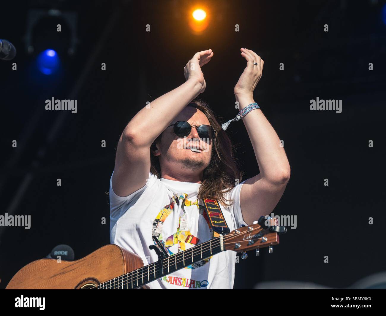 Cannock Chase, Staffordshire, Regno Unito. 28 giugno 2025. Jamie Webster, il cantautore nato a Liverpool che si è esibito la quarta notte al Forest Live, il concerto si è tenuto a Cannock Chase Forest in un anfiteatro naturale, Forest Live è una delle principali serie di musica dal vivo che si svolge nelle foreste della nazione, in splendide arene boschive naturali ogni estate, con un'atmosfera rilassata e una colonna sonora incredibile, acquistando i biglietti da Forestry England, le persone stanno aiutando a crescere e proteggere le foreste della nazione per le generazioni a venire. Credito Ian Knight/Alamy Live News Foto Stock