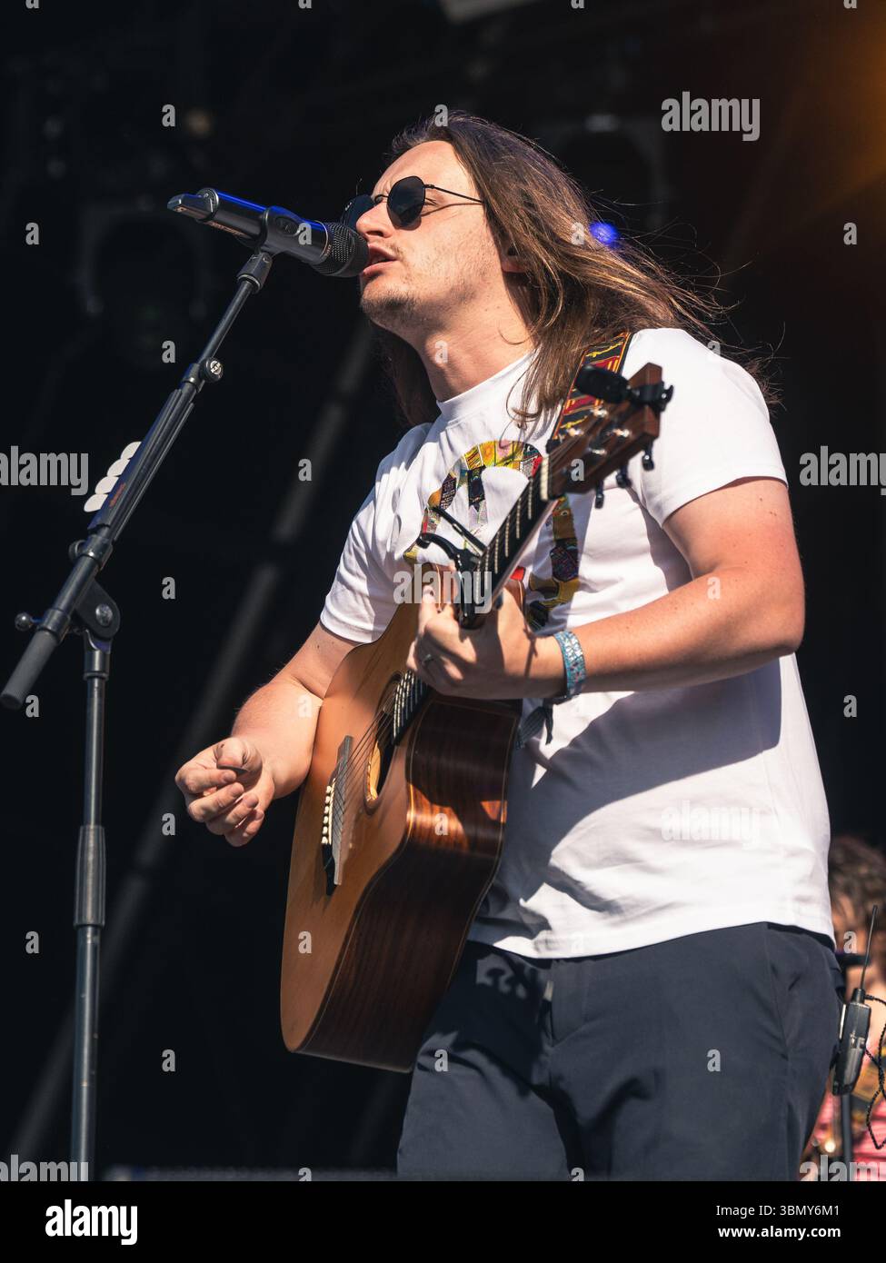 Cannock Chase, Staffordshire, Regno Unito. 28 giugno 2025. Jamie Webster, il cantautore nato a Liverpool che si è esibito la quarta notte al Forest Live, il concerto si è tenuto a Cannock Chase Forest in un anfiteatro naturale, Forest Live è una delle principali serie di musica dal vivo che si svolge nelle foreste della nazione, in splendide arene boschive naturali ogni estate, con un'atmosfera rilassata e una colonna sonora incredibile, acquistando i biglietti da Forestry England, le persone stanno aiutando a crescere e proteggere le foreste della nazione per le generazioni a venire. Credito Ian Knight/Alamy Live News Foto Stock