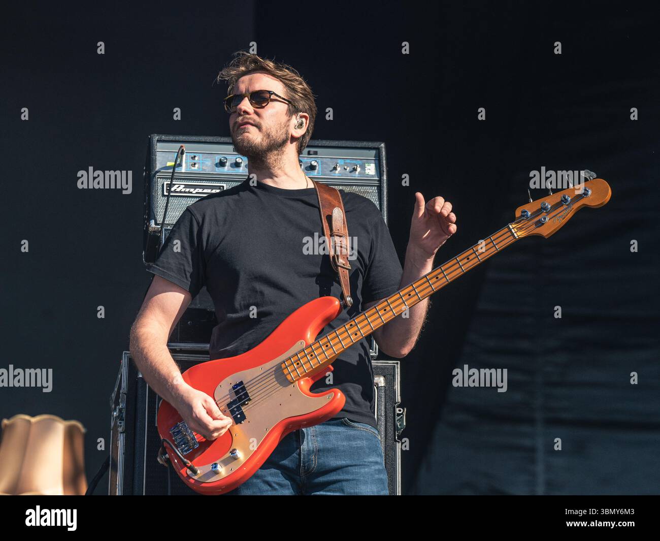 Cannock Chase, Staffordshire, Regno Unito. 28 giugno 2025. Jamie Webster, il cantautore nato a Liverpool che si è esibito la quarta notte al Forest Live, il concerto si è tenuto a Cannock Chase Forest in un anfiteatro naturale, Forest Live è una delle principali serie di musica dal vivo che si svolge nelle foreste della nazione, in splendide arene boschive naturali ogni estate, con un'atmosfera rilassata e una colonna sonora incredibile, acquistando i biglietti da Forestry England, le persone stanno aiutando a crescere e proteggere le foreste della nazione per le generazioni a venire. Credito Ian Knight/Alamy Live News Foto Stock
