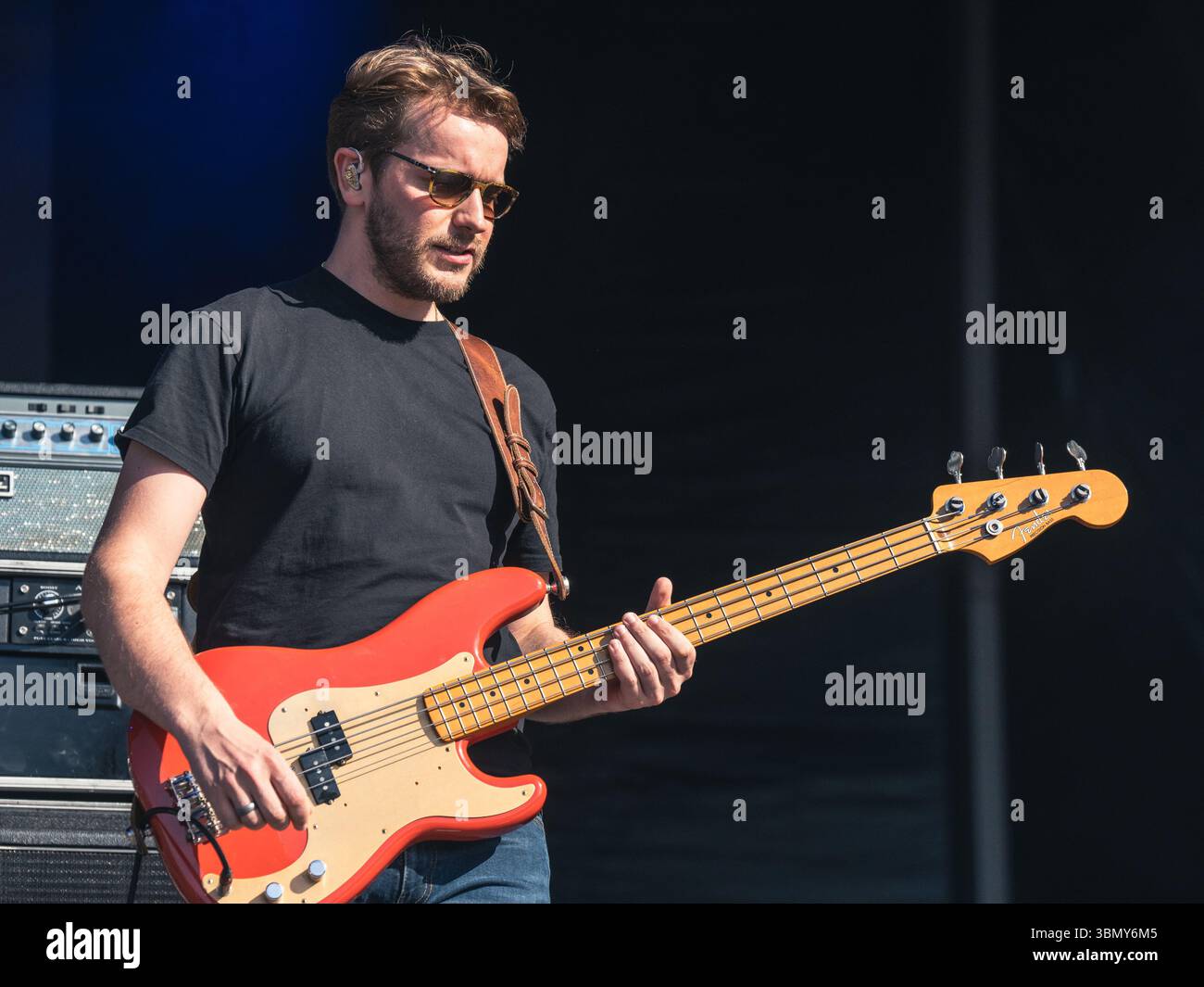 Cannock Chase, Staffordshire, Regno Unito. 28 giugno 2025. Jamie Webster, il cantautore nato a Liverpool che si è esibito la quarta notte al Forest Live, il concerto si è tenuto a Cannock Chase Forest in un anfiteatro naturale, Forest Live è una delle principali serie di musica dal vivo che si svolge nelle foreste della nazione, in splendide arene boschive naturali ogni estate, con un'atmosfera rilassata e una colonna sonora incredibile, acquistando i biglietti da Forestry England, le persone stanno aiutando a crescere e proteggere le foreste della nazione per le generazioni a venire. Credito Ian Knight/Alamy Live News Foto Stock