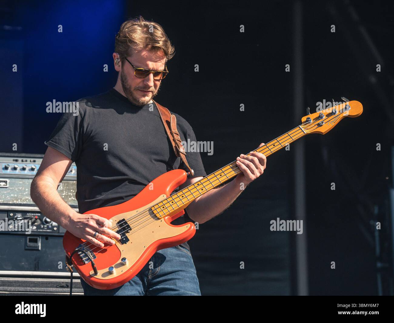 Cannock Chase, Staffordshire, Regno Unito. 28 giugno 2025. Jamie Webster, il cantautore nato a Liverpool che si è esibito la quarta notte al Forest Live, il concerto si è tenuto a Cannock Chase Forest in un anfiteatro naturale, Forest Live è una delle principali serie di musica dal vivo che si svolge nelle foreste della nazione, in splendide arene boschive naturali ogni estate, con un'atmosfera rilassata e una colonna sonora incredibile, acquistando i biglietti da Forestry England, le persone stanno aiutando a crescere e proteggere le foreste della nazione per le generazioni a venire. Credito Ian Knight/Alamy Live News Foto Stock