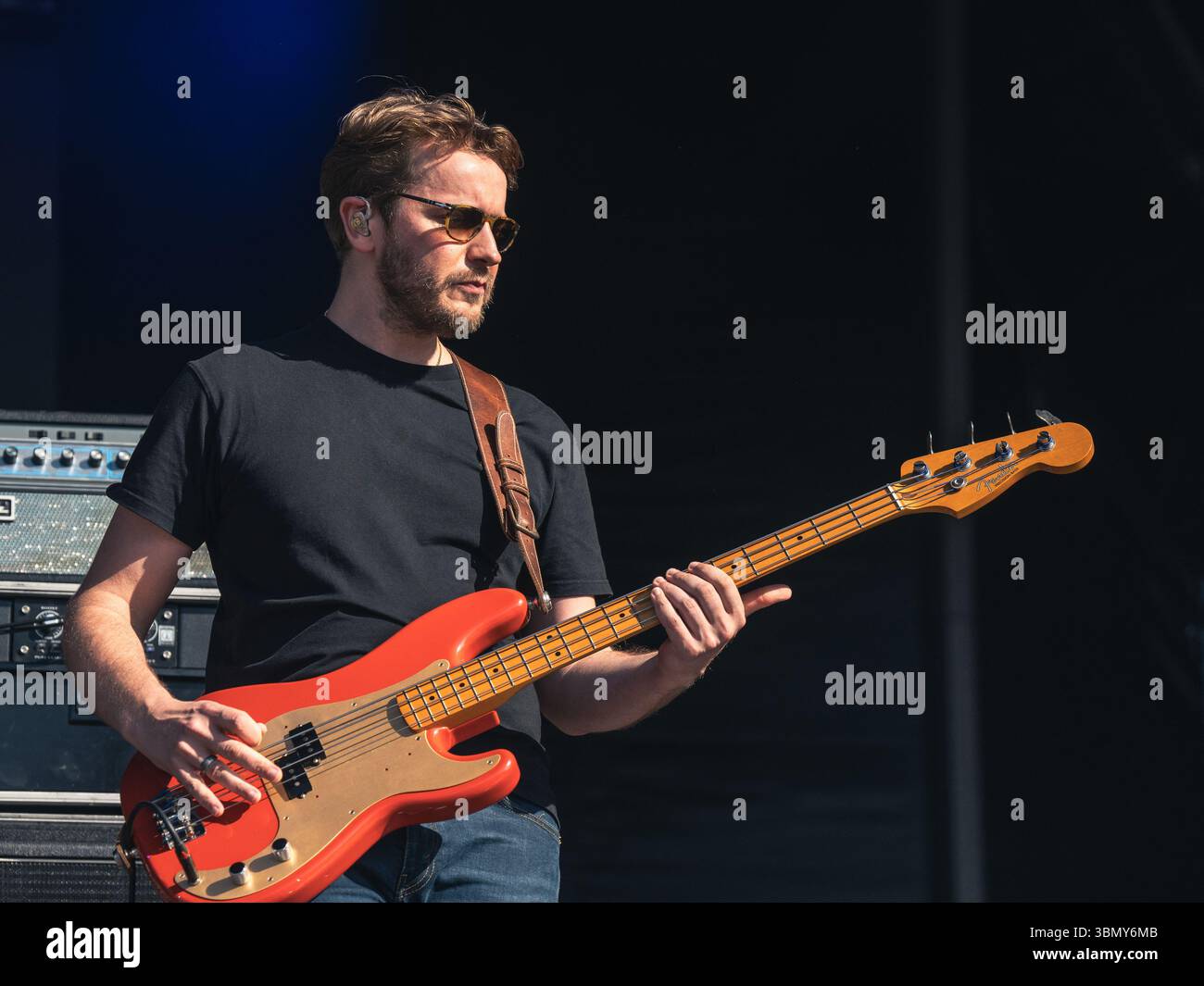 Cannock Chase, Staffordshire, Regno Unito. 28 giugno 2025. Jamie Webster, il cantautore nato a Liverpool che si è esibito la quarta notte al Forest Live, il concerto si è tenuto a Cannock Chase Forest in un anfiteatro naturale, Forest Live è una delle principali serie di musica dal vivo che si svolge nelle foreste della nazione, in splendide arene boschive naturali ogni estate, con un'atmosfera rilassata e una colonna sonora incredibile, acquistando i biglietti da Forestry England, le persone stanno aiutando a crescere e proteggere le foreste della nazione per le generazioni a venire. Credito Ian Knight/Alamy Live News Foto Stock