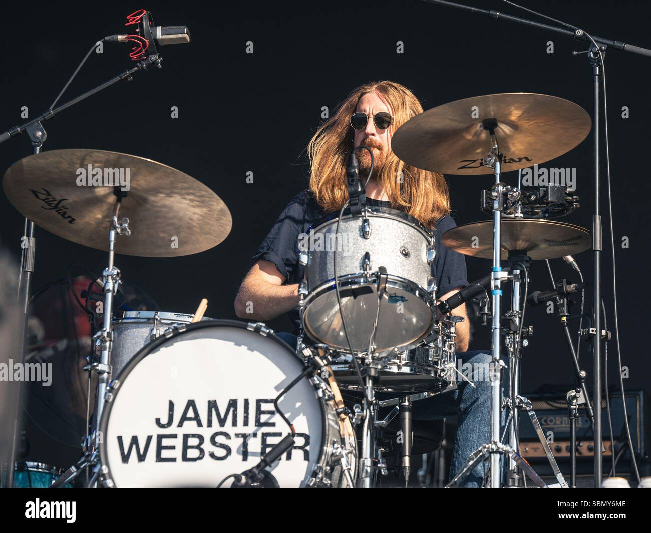 Cannock Chase, Staffordshire, Regno Unito. 28 giugno 2025. Jamie Webster, il cantautore nato a Liverpool che si è esibito la quarta notte al Forest Live, il concerto si è tenuto a Cannock Chase Forest in un anfiteatro naturale, Forest Live è una delle principali serie di musica dal vivo che si svolge nelle foreste della nazione, in splendide arene boschive naturali ogni estate, con un'atmosfera rilassata e una colonna sonora incredibile, acquistando i biglietti da Forestry England, le persone stanno aiutando a crescere e proteggere le foreste della nazione per le generazioni a venire. Credito Ian Knight/Alamy Live News Foto Stock