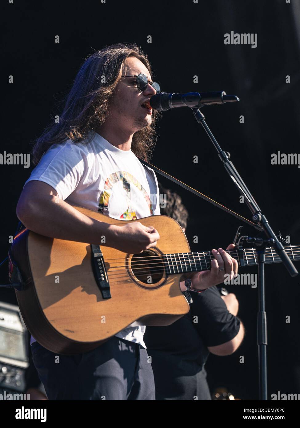 Cannock Chase, Staffordshire, Regno Unito. 28 giugno 2025. Jamie Webster, il cantautore nato a Liverpool che si è esibito la quarta notte al Forest Live, il concerto si è tenuto a Cannock Chase Forest in un anfiteatro naturale, Forest Live è una delle principali serie di musica dal vivo che si svolge nelle foreste della nazione, in splendide arene boschive naturali ogni estate, con un'atmosfera rilassata e una colonna sonora incredibile, acquistando i biglietti da Forestry England, le persone stanno aiutando a crescere e proteggere le foreste della nazione per le generazioni a venire. Credito Ian Knight/Alamy Live News Foto Stock