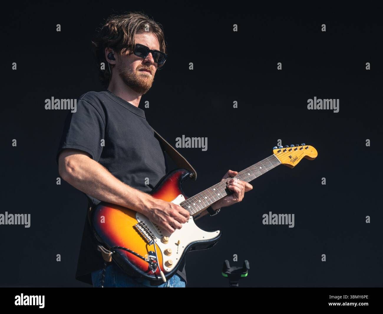 Cannock Chase, Staffordshire, Regno Unito. 28 giugno 2025. Jamie Webster, il cantautore nato a Liverpool che si è esibito la quarta notte al Forest Live, il concerto si è tenuto a Cannock Chase Forest in un anfiteatro naturale, Forest Live è una delle principali serie di musica dal vivo che si svolge nelle foreste della nazione, in splendide arene boschive naturali ogni estate, con un'atmosfera rilassata e una colonna sonora incredibile, acquistando i biglietti da Forestry England, le persone stanno aiutando a crescere e proteggere le foreste della nazione per le generazioni a venire. Credito Ian Knight/Alamy Live News Foto Stock