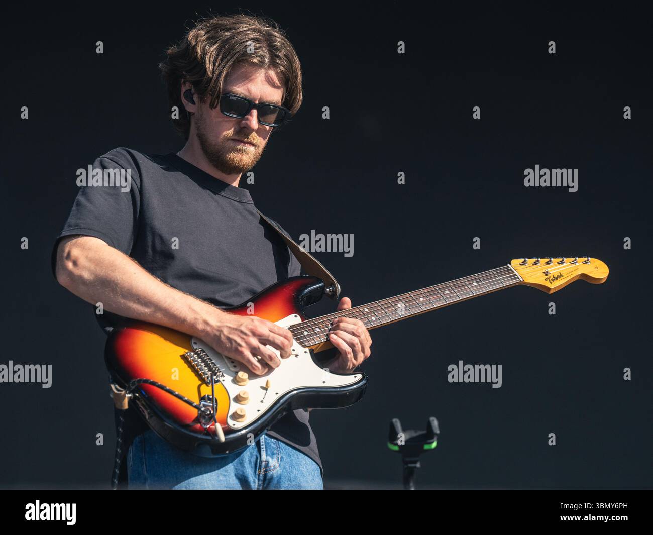 Cannock Chase, Staffordshire, Regno Unito. 28 giugno 2025. Jamie Webster, il cantautore nato a Liverpool che si è esibito la quarta notte al Forest Live, il concerto si è tenuto a Cannock Chase Forest in un anfiteatro naturale, Forest Live è una delle principali serie di musica dal vivo che si svolge nelle foreste della nazione, in splendide arene boschive naturali ogni estate, con un'atmosfera rilassata e una colonna sonora incredibile, acquistando i biglietti da Forestry England, le persone stanno aiutando a crescere e proteggere le foreste della nazione per le generazioni a venire. Credito Ian Knight/Alamy Live News Foto Stock