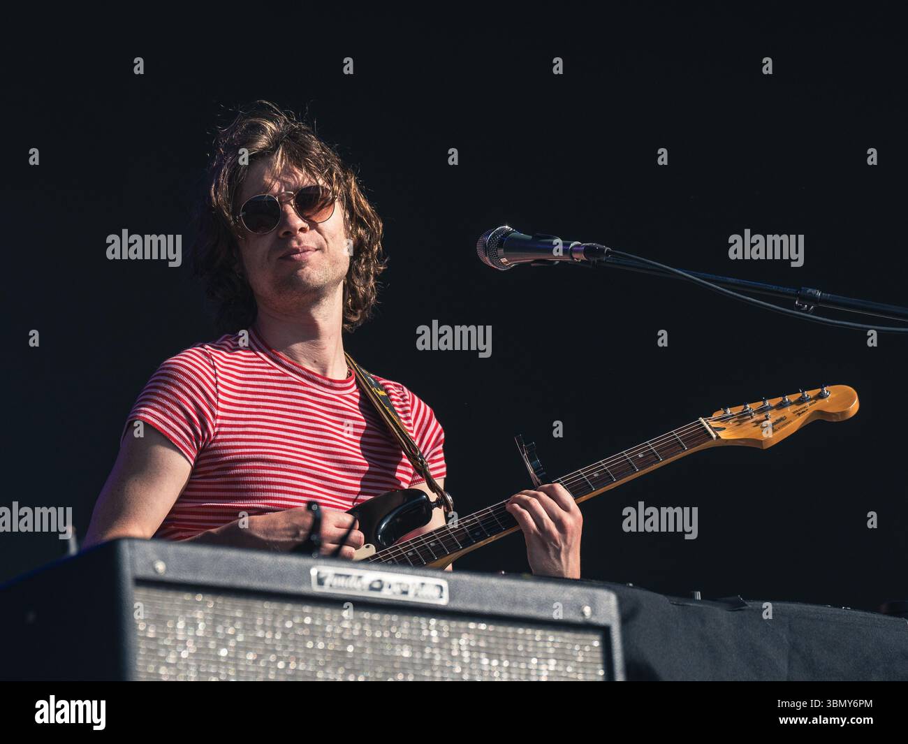 Cannock Chase, Staffordshire, Regno Unito. 28 giugno 2025. Jamie Webster, il cantautore nato a Liverpool che si è esibito la quarta notte al Forest Live, il concerto si è tenuto a Cannock Chase Forest in un anfiteatro naturale, Forest Live è una delle principali serie di musica dal vivo che si svolge nelle foreste della nazione, in splendide arene boschive naturali ogni estate, con un'atmosfera rilassata e una colonna sonora incredibile, acquistando i biglietti da Forestry England, le persone stanno aiutando a crescere e proteggere le foreste della nazione per le generazioni a venire. Credito Ian Knight/Alamy Live News Foto Stock