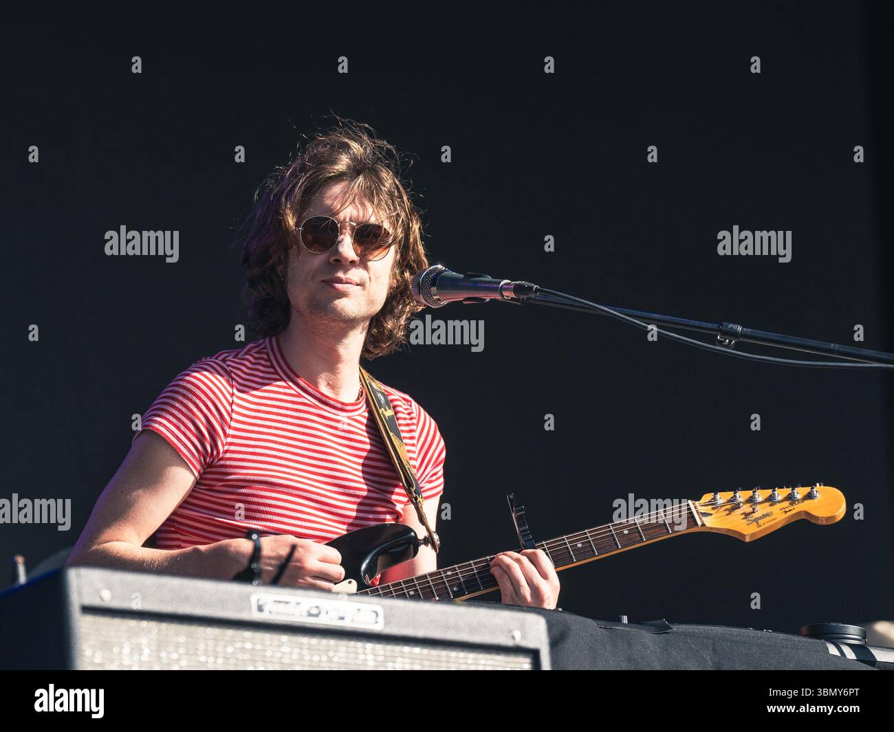 Cannock Chase, Staffordshire, Regno Unito. 28 giugno 2025. Jamie Webster, il cantautore nato a Liverpool che si è esibito la quarta notte al Forest Live, il concerto si è tenuto a Cannock Chase Forest in un anfiteatro naturale, Forest Live è una delle principali serie di musica dal vivo che si svolge nelle foreste della nazione, in splendide arene boschive naturali ogni estate, con un'atmosfera rilassata e una colonna sonora incredibile, acquistando i biglietti da Forestry England, le persone stanno aiutando a crescere e proteggere le foreste della nazione per le generazioni a venire. Credito Ian Knight/Alamy Live News Foto Stock