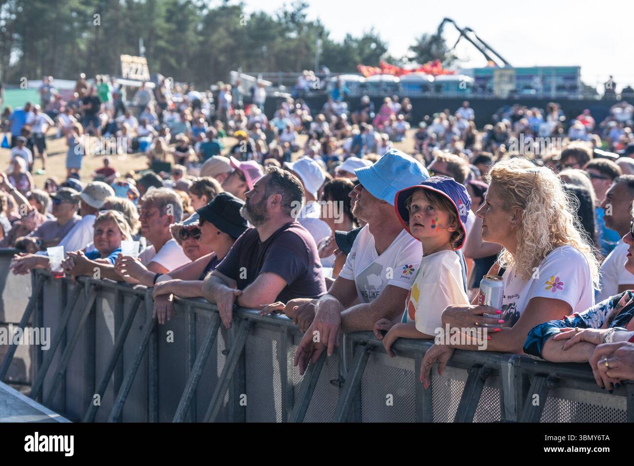 Cannock Chase, Staffordshire, Regno Unito. 28 giugno 2025. Jamie Webster, il cantautore nato a Liverpool che si è esibito la quarta notte al Forest Live, il concerto si è tenuto a Cannock Chase Forest in un anfiteatro naturale, Forest Live è una delle principali serie di musica dal vivo che si svolge nelle foreste della nazione, in splendide arene boschive naturali ogni estate, con un'atmosfera rilassata e una colonna sonora incredibile, acquistando i biglietti da Forestry England, le persone stanno aiutando a crescere e proteggere le foreste della nazione per le generazioni a venire. Credito Ian Knight/Alamy Live News Foto Stock