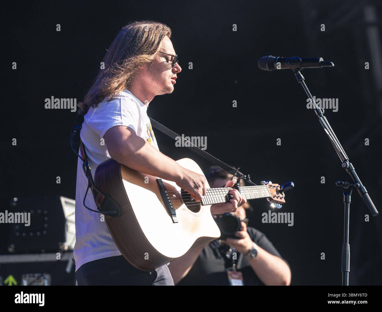 Cannock Chase, Staffordshire, Regno Unito. 28 giugno 2025. Jamie Webster, il cantautore nato a Liverpool che si è esibito la quarta notte al Forest Live, il concerto si è tenuto a Cannock Chase Forest in un anfiteatro naturale, Forest Live è una delle principali serie di musica dal vivo che si svolge nelle foreste della nazione, in splendide arene boschive naturali ogni estate, con un'atmosfera rilassata e una colonna sonora incredibile, acquistando i biglietti da Forestry England, le persone stanno aiutando a crescere e proteggere le foreste della nazione per le generazioni a venire. Credito Ian Knight/Alamy Live News Foto Stock