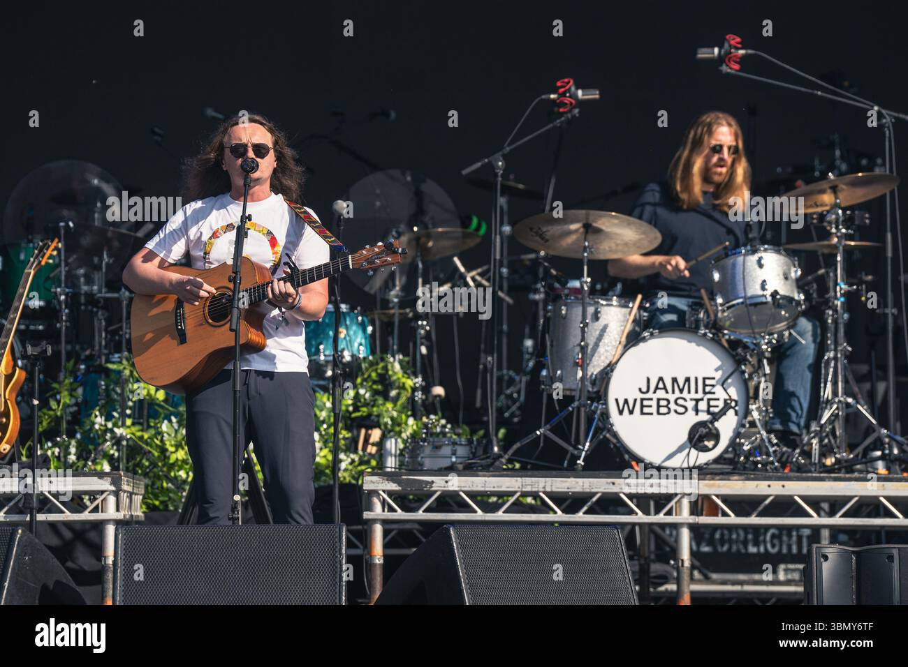 Cannock Chase, Staffordshire, Regno Unito. 28 giugno 2025. Jamie Webster, il cantautore nato a Liverpool che si è esibito la quarta notte al Forest Live, il concerto si è tenuto a Cannock Chase Forest in un anfiteatro naturale, Forest Live è una delle principali serie di musica dal vivo che si svolge nelle foreste della nazione, in splendide arene boschive naturali ogni estate, con un'atmosfera rilassata e una colonna sonora incredibile, acquistando i biglietti da Forestry England, le persone stanno aiutando a crescere e proteggere le foreste della nazione per le generazioni a venire. Credito Ian Knight/Alamy Live News Foto Stock