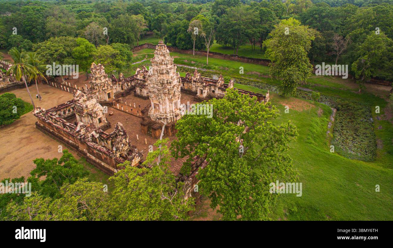 Vista aerea del castello di Sadok kok thom, un antico stile Khmer, annidato in una foresta verdeggiante, che mostra l'intricata architettura in pietra e la storia del de Foto Stock