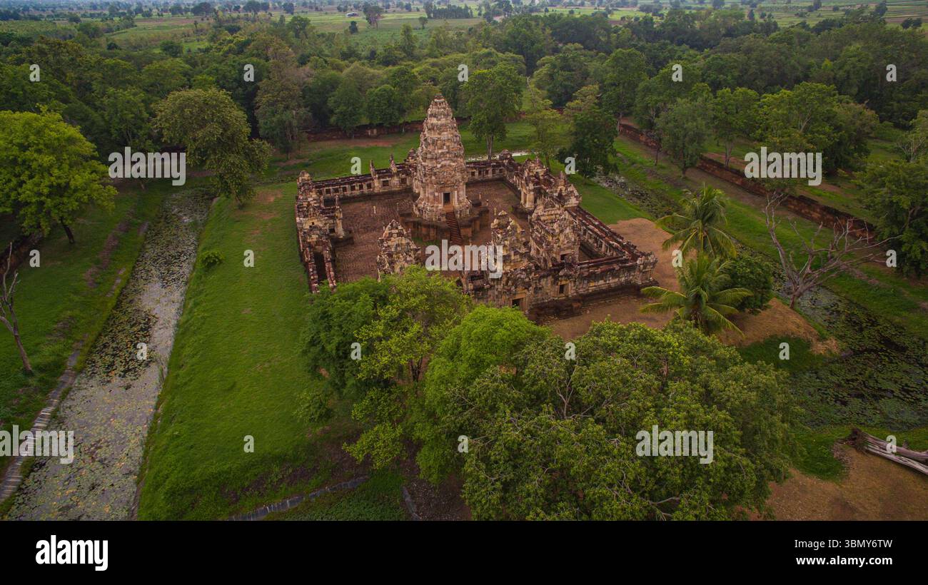 Una vista aerea del Castello di pietra di Sadok kok thom, un antico tempio in stile Khmer. Trasuda ricchezza culturale e bellezza senza tempo, ideale per i suoi temi Foto Stock