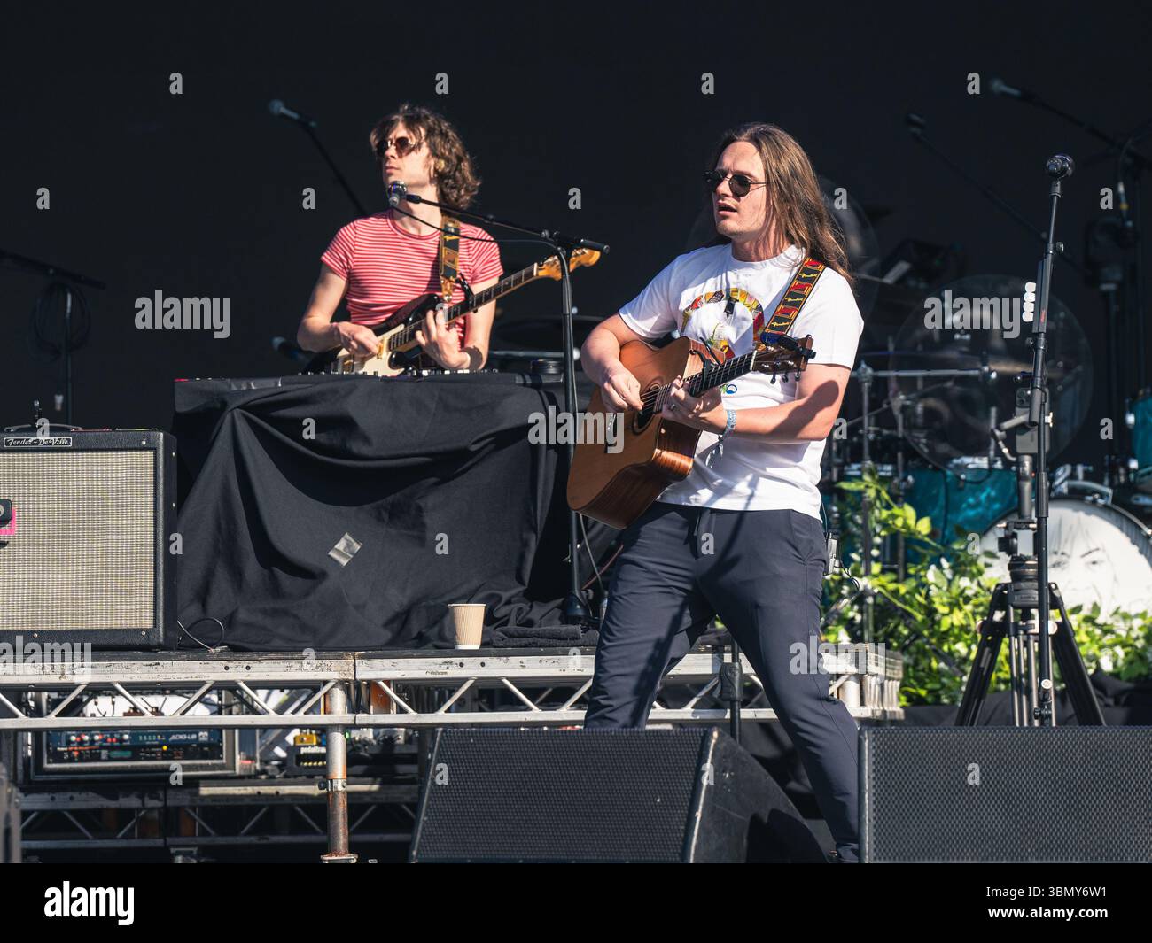Cannock Chase, Staffordshire, Regno Unito. 28 giugno 2025. Jamie Webster, il cantautore nato a Liverpool che si è esibito la quarta notte al Forest Live, il concerto si è tenuto a Cannock Chase Forest in un anfiteatro naturale, Forest Live è una delle principali serie di musica dal vivo che si svolge nelle foreste della nazione, in splendide arene boschive naturali ogni estate, con un'atmosfera rilassata e una colonna sonora incredibile, acquistando i biglietti da Forestry England, le persone stanno aiutando a crescere e proteggere le foreste della nazione per le generazioni a venire. Credito Ian Knight/Alamy Live News Foto Stock