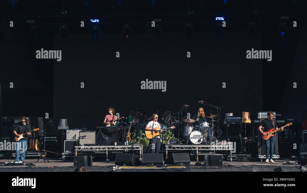 Cannock Chase, Staffordshire, Regno Unito. 28 giugno 2025. Jamie Webster, il cantautore nato a Liverpool che si è esibito la quarta notte al Forest Live, il concerto si è tenuto a Cannock Chase Forest in un anfiteatro naturale, Forest Live è una delle principali serie di musica dal vivo che si svolge nelle foreste della nazione, in splendide arene boschive naturali ogni estate, con un'atmosfera rilassata e una colonna sonora incredibile, acquistando i biglietti da Forestry England, le persone stanno aiutando a crescere e proteggere le foreste della nazione per le generazioni a venire. Credito Ian Knight/Alamy Live News Foto Stock