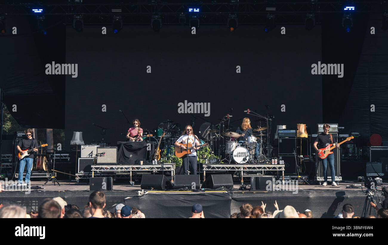 Cannock Chase, Staffordshire, Regno Unito. 28 giugno 2025. Jamie Webster, il cantautore nato a Liverpool che si è esibito la quarta notte al Forest Live, il concerto si è tenuto a Cannock Chase Forest in un anfiteatro naturale, Forest Live è una delle principali serie di musica dal vivo che si svolge nelle foreste della nazione, in splendide arene boschive naturali ogni estate, con un'atmosfera rilassata e una colonna sonora incredibile, acquistando i biglietti da Forestry England, le persone stanno aiutando a crescere e proteggere le foreste della nazione per le generazioni a venire. Credito Ian Knight/Alamy Live News Foto Stock