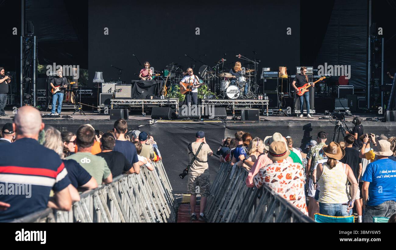 Cannock Chase, Staffordshire, Regno Unito. 28 giugno 2025. Jamie Webster, il cantautore nato a Liverpool che si è esibito la quarta notte al Forest Live, il concerto si è tenuto a Cannock Chase Forest in un anfiteatro naturale, Forest Live è una delle principali serie di musica dal vivo che si svolge nelle foreste della nazione, in splendide arene boschive naturali ogni estate, con un'atmosfera rilassata e una colonna sonora incredibile, acquistando i biglietti da Forestry England, le persone stanno aiutando a crescere e proteggere le foreste della nazione per le generazioni a venire. Credito Ian Knight/Alamy Live News Foto Stock