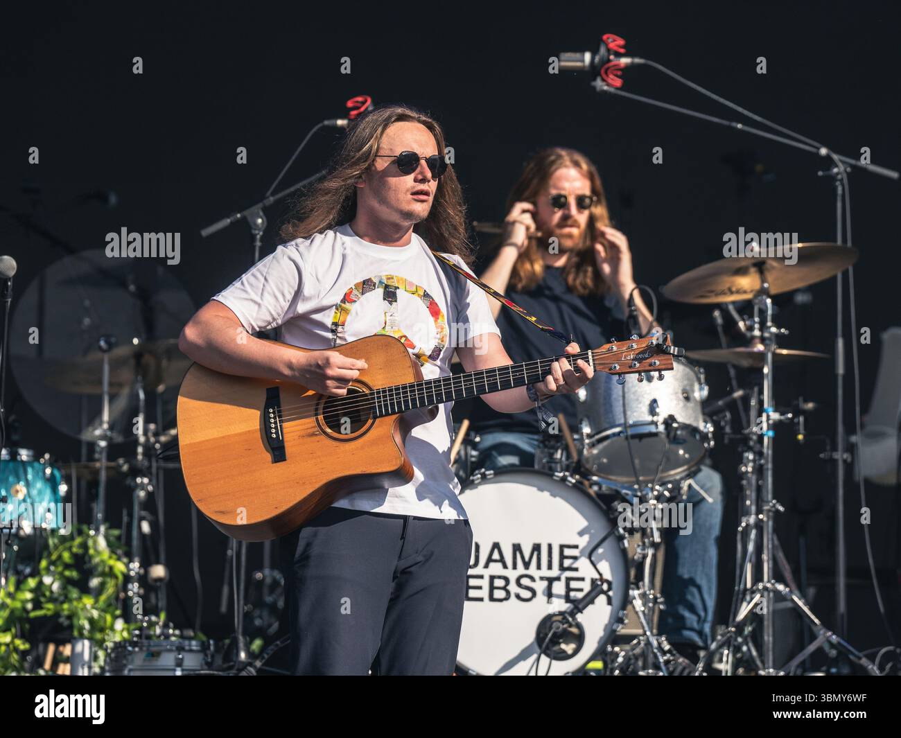 Cannock Chase, Staffordshire, Regno Unito. 28 giugno 2025. Jamie Webster, il cantautore nato a Liverpool che si è esibito la quarta notte al Forest Live, il concerto si è tenuto a Cannock Chase Forest in un anfiteatro naturale, Forest Live è una delle principali serie di musica dal vivo che si svolge nelle foreste della nazione, in splendide arene boschive naturali ogni estate, con un'atmosfera rilassata e una colonna sonora incredibile, acquistando i biglietti da Forestry England, le persone stanno aiutando a crescere e proteggere le foreste della nazione per le generazioni a venire. Credito Ian Knight/Alamy Live News Foto Stock