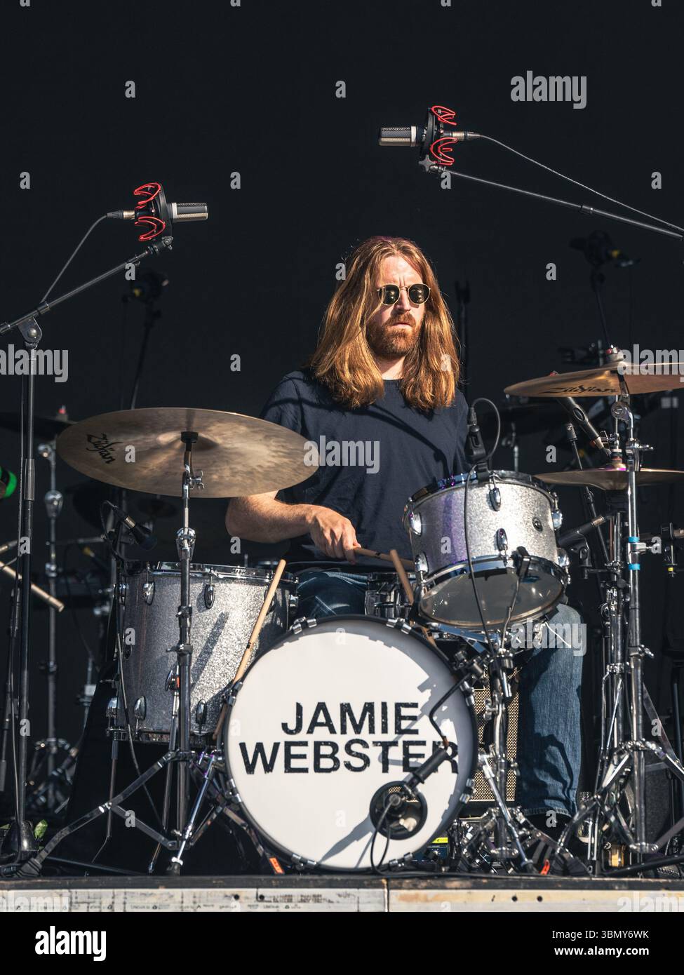Cannock Chase, Staffordshire, Regno Unito. 28 giugno 2025. Jamie Webster, il cantautore nato a Liverpool che si è esibito la quarta notte al Forest Live, il concerto si è tenuto a Cannock Chase Forest in un anfiteatro naturale, Forest Live è una delle principali serie di musica dal vivo che si svolge nelle foreste della nazione, in splendide arene boschive naturali ogni estate, con un'atmosfera rilassata e una colonna sonora incredibile, acquistando i biglietti da Forestry England, le persone stanno aiutando a crescere e proteggere le foreste della nazione per le generazioni a venire. Credito Ian Knight/Alamy Live News Foto Stock