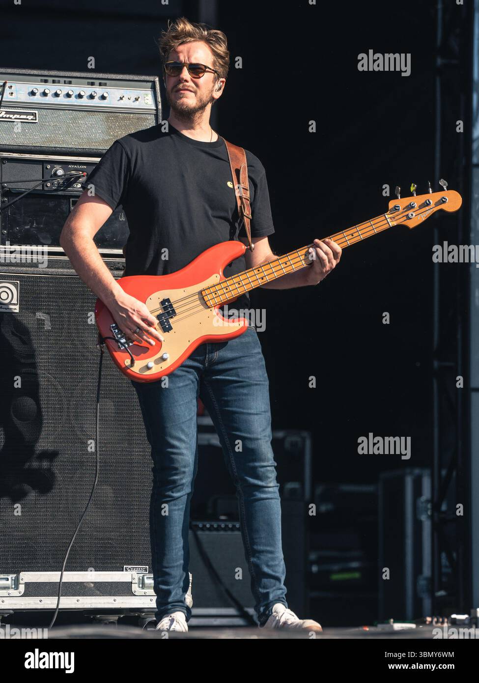 Cannock Chase, Staffordshire, Regno Unito. 28 giugno 2025. Jamie Webster, il cantautore nato a Liverpool che si è esibito la quarta notte al Forest Live, il concerto si è tenuto a Cannock Chase Forest in un anfiteatro naturale, Forest Live è una delle principali serie di musica dal vivo che si svolge nelle foreste della nazione, in splendide arene boschive naturali ogni estate, con un'atmosfera rilassata e una colonna sonora incredibile, acquistando i biglietti da Forestry England, le persone stanno aiutando a crescere e proteggere le foreste della nazione per le generazioni a venire. Credito Ian Knight/Alamy Live News Foto Stock