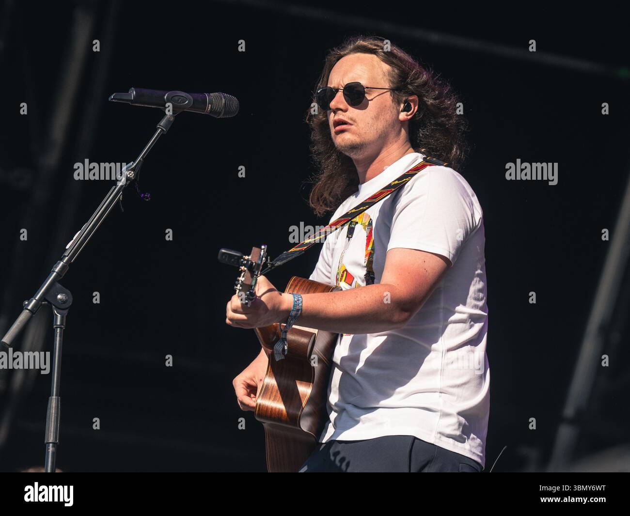 Cannock Chase, Staffordshire, Regno Unito. 28 giugno 2025. Jamie Webster, il cantautore nato a Liverpool che si è esibito la quarta notte al Forest Live, il concerto si è tenuto a Cannock Chase Forest in un anfiteatro naturale, Forest Live è una delle principali serie di musica dal vivo che si svolge nelle foreste della nazione, in splendide arene boschive naturali ogni estate, con un'atmosfera rilassata e una colonna sonora incredibile, acquistando i biglietti da Forestry England, le persone stanno aiutando a crescere e proteggere le foreste della nazione per le generazioni a venire. Credito Ian Knight/Alamy Live News Foto Stock