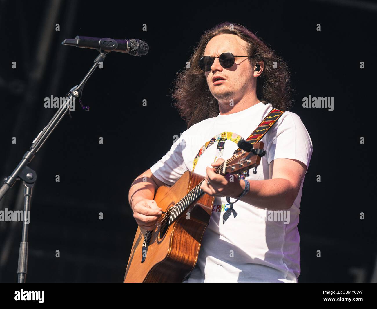 Cannock Chase, Staffordshire, Regno Unito. 28 giugno 2025. Jamie Webster, il cantautore nato a Liverpool che si è esibito la quarta notte al Forest Live, il concerto si è tenuto a Cannock Chase Forest in un anfiteatro naturale, Forest Live è una delle principali serie di musica dal vivo che si svolge nelle foreste della nazione, in splendide arene boschive naturali ogni estate, con un'atmosfera rilassata e una colonna sonora incredibile, acquistando i biglietti da Forestry England, le persone stanno aiutando a crescere e proteggere le foreste della nazione per le generazioni a venire. Credito Ian Knight/Alamy Live News Foto Stock