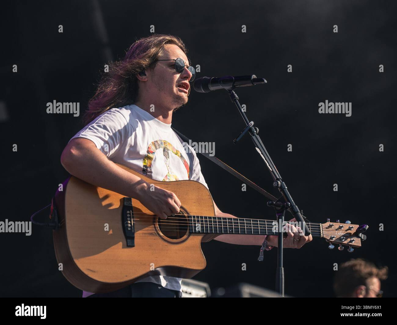 Cannock Chase, Staffordshire, Regno Unito. 28 giugno 2025. Jamie Webster, il cantautore nato a Liverpool che si è esibito la quarta notte al Forest Live, il concerto si è tenuto a Cannock Chase Forest in un anfiteatro naturale, Forest Live è una delle principali serie di musica dal vivo che si svolge nelle foreste della nazione, in splendide arene boschive naturali ogni estate, con un'atmosfera rilassata e una colonna sonora incredibile, acquistando i biglietti da Forestry England, le persone stanno aiutando a crescere e proteggere le foreste della nazione per le generazioni a venire. Credito Ian Knight/Alamy Live News Foto Stock
