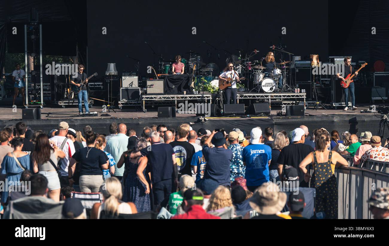 Cannock Chase, Staffordshire, Regno Unito. 28 giugno 2025. Jamie Webster, il cantautore nato a Liverpool che si è esibito la quarta notte al Forest Live, il concerto si è tenuto a Cannock Chase Forest in un anfiteatro naturale, Forest Live è una delle principali serie di musica dal vivo che si svolge nelle foreste della nazione, in splendide arene boschive naturali ogni estate, con un'atmosfera rilassata e una colonna sonora incredibile, acquistando i biglietti da Forestry England, le persone stanno aiutando a crescere e proteggere le foreste della nazione per le generazioni a venire. Credito Ian Knight/Alamy Live News Foto Stock