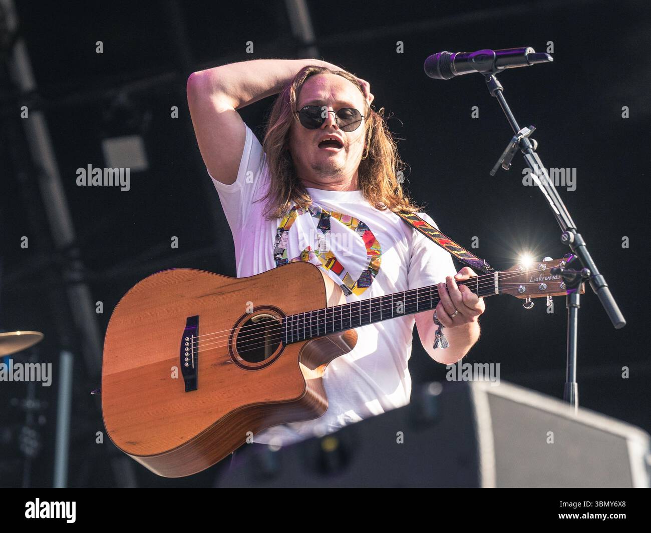 Cannock Chase, Staffordshire, Regno Unito. 28 giugno 2025. Jamie Webster, il cantautore nato a Liverpool che si è esibito la quarta notte al Forest Live, il concerto si è tenuto a Cannock Chase Forest in un anfiteatro naturale, Forest Live è una delle principali serie di musica dal vivo che si svolge nelle foreste della nazione, in splendide arene boschive naturali ogni estate, con un'atmosfera rilassata e una colonna sonora incredibile, acquistando i biglietti da Forestry England, le persone stanno aiutando a crescere e proteggere le foreste della nazione per le generazioni a venire. Credito Ian Knight/Alamy Live News Foto Stock