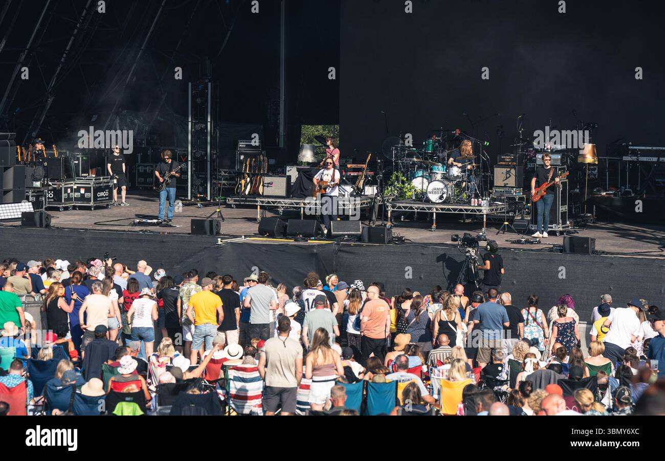 Cannock Chase, Staffordshire, Regno Unito. 28 giugno 2025. Jamie Webster, il cantautore nato a Liverpool che si è esibito la quarta notte al Forest Live, il concerto si è tenuto a Cannock Chase Forest in un anfiteatro naturale, Forest Live è una delle principali serie di musica dal vivo che si svolge nelle foreste della nazione, in splendide arene boschive naturali ogni estate, con un'atmosfera rilassata e una colonna sonora incredibile, acquistando i biglietti da Forestry England, le persone stanno aiutando a crescere e proteggere le foreste della nazione per le generazioni a venire. Credito Ian Knight/Alamy Live News Foto Stock