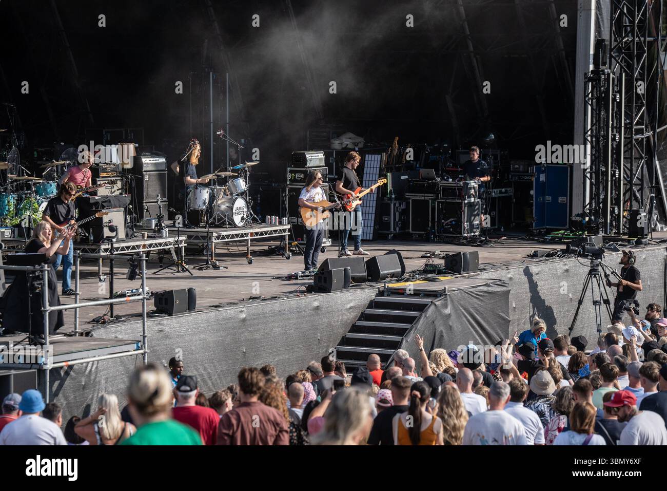 Cannock Chase, Staffordshire, Regno Unito. 28 giugno 2025. Jamie Webster, il cantautore nato a Liverpool che si è esibito la quarta notte al Forest Live, il concerto si è tenuto a Cannock Chase Forest in un anfiteatro naturale, Forest Live è una delle principali serie di musica dal vivo che si svolge nelle foreste della nazione, in splendide arene boschive naturali ogni estate, con un'atmosfera rilassata e una colonna sonora incredibile, acquistando i biglietti da Forestry England, le persone stanno aiutando a crescere e proteggere le foreste della nazione per le generazioni a venire. Credito Ian Knight/Alamy Live News Foto Stock