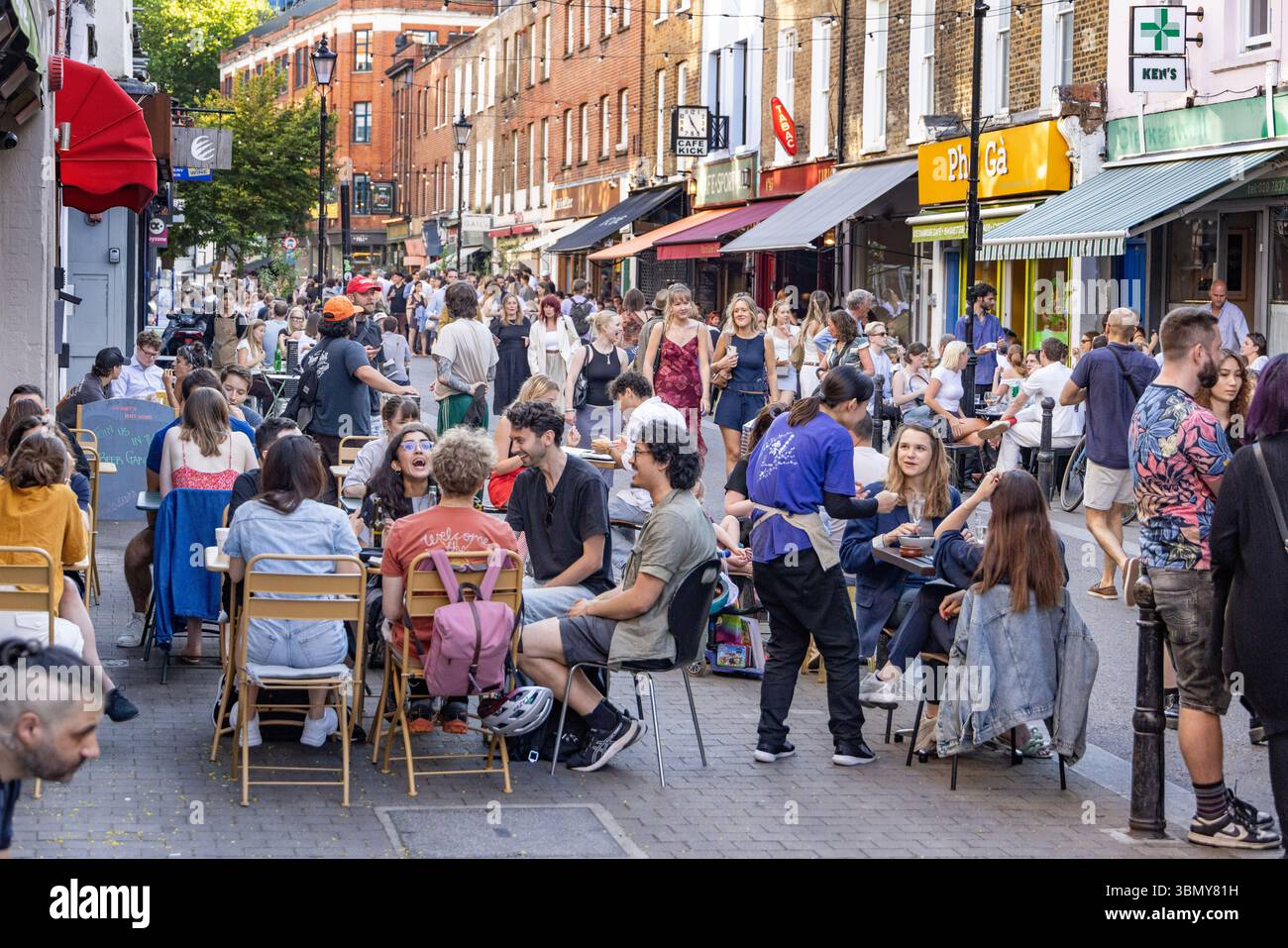pic Shows: Fine settimana con le ondate di caldo alla fine di giugno i londinesi si crogiolano nel bel tempo del mercato EC di Exmouth! Ristoranti e bar all'aperto a Clerkenwell Foto Stock
