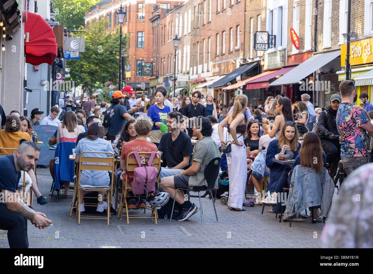 pic Shows: Fine settimana con le ondate di caldo alla fine di giugno i londinesi si crogiolano nel bel tempo del mercato EC di Exmouth! Ristoranti e bar all'aperto a Clerkenwell Foto Stock