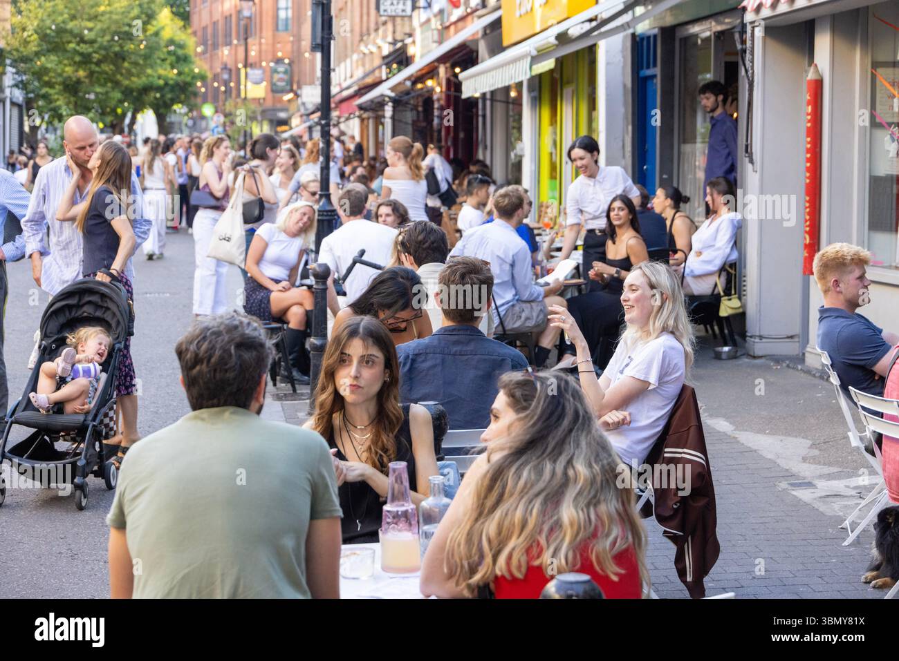 pic Shows: Fine settimana con le ondate di caldo alla fine di giugno i londinesi si crogiolano nel bel tempo del mercato EC di Exmouth! Ristoranti e bar all'aperto a Clerkenwell Foto Stock