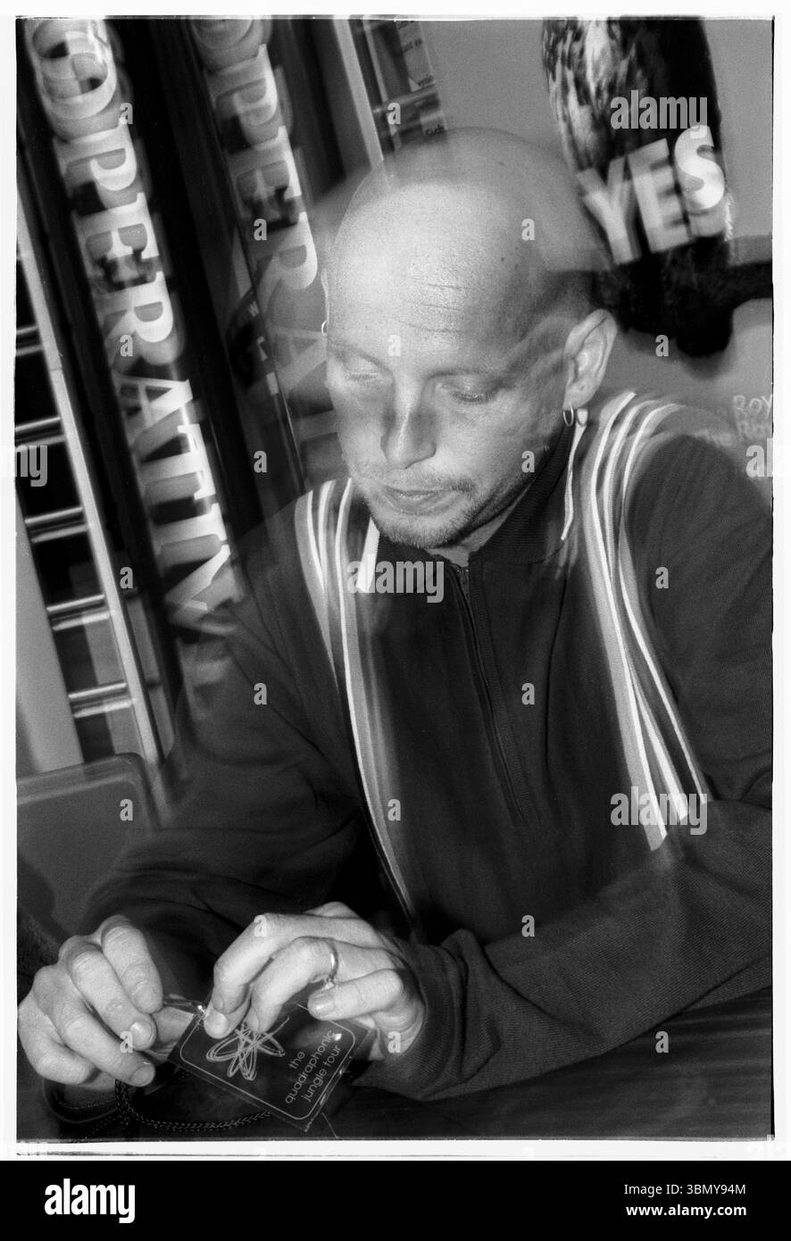 PHIL HARTNOLL, ORBITALE, CANDID, BACKSTAGE, RITRATTO, 1993: Phil Hartnoll, delle leggende della musica dance Orbital, nel backstage di un Megadog Tour alla Cardiff University di Cardiff, Galles, Regno Unito, il 4 ottobre 1993. Foto: Rob Watkins. INFO: Orbital, un pionieristico duo di musica elettronica inglese formato nel 1989, ha giocato un ruolo cruciale nello sviluppo dei generi ambient e techno. I fratelli Paul e Phil Hartnoll hanno creato brani innovativi, atmosferici e ballabili che hanno lasciato un impatto duraturo sulla musica elettronica. Foto Stock