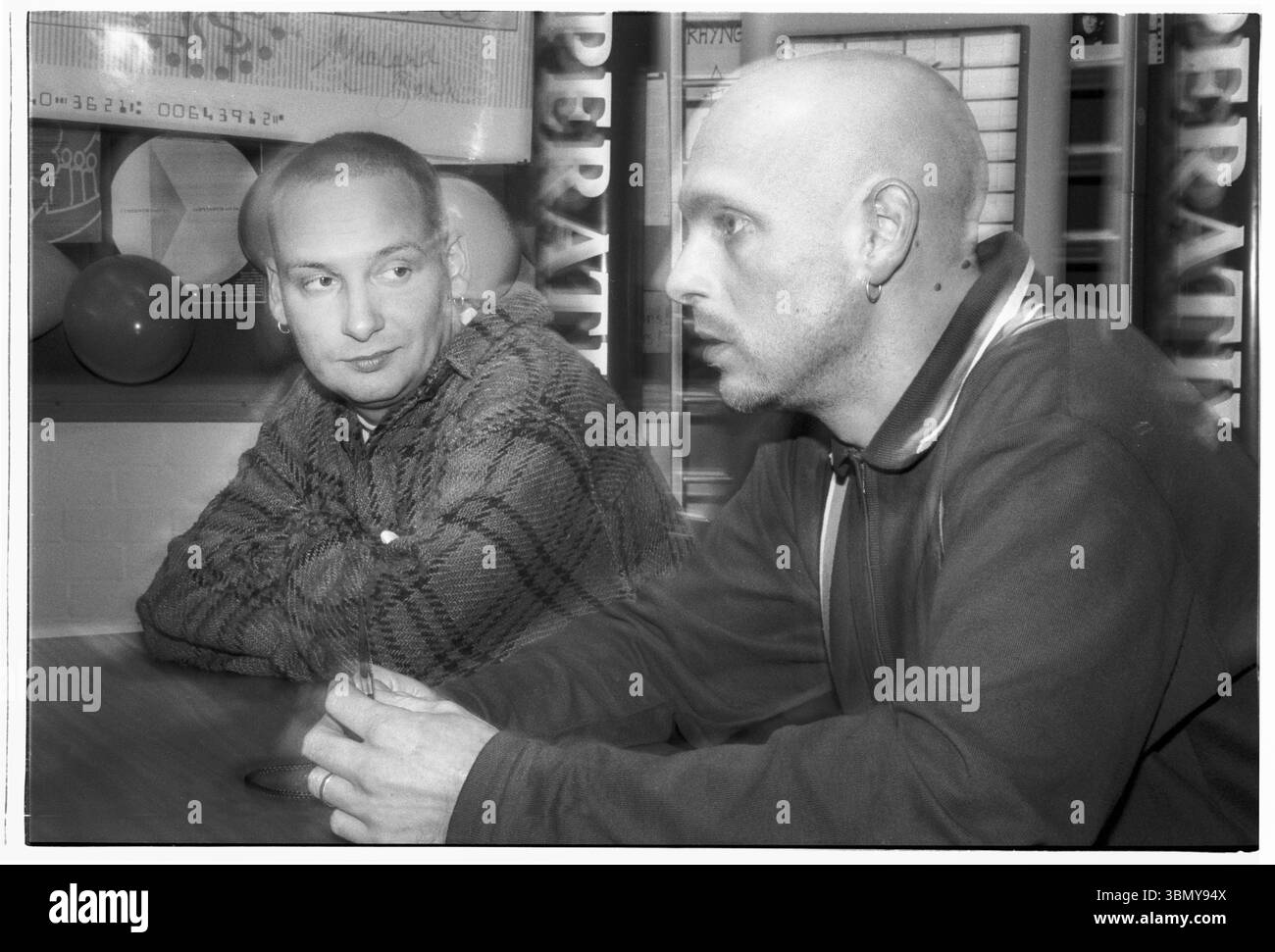 PAUL E PHIL HARTNOLL, ORBITALE, CANDIDO, BACKSTAGE, RITRATTO, 1993: i fratelli Paul e Phil Hartnoll delle leggende della musica dance Orbital nel backstage di un Megadog Tour alla Cardiff University di Cardiff, Galles, Regno Unito, il 4 ottobre 1993. Foto: Rob Watkins. INFO: Orbital, un pionieristico duo di musica elettronica inglese formato nel 1989, ha giocato un ruolo cruciale nello sviluppo dei generi ambient e techno. I fratelli Paul e Phil Hartnoll hanno creato brani innovativi, atmosferici e ballabili che hanno lasciato un impatto duraturo sulla musica elettronica. Foto Stock
