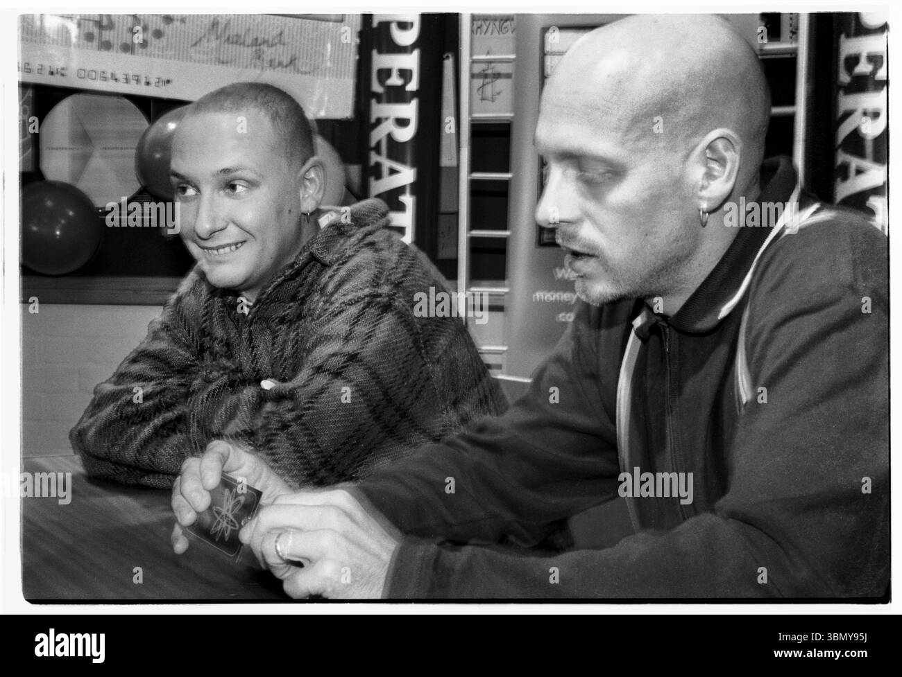 PAUL E PHIL HARTNOLL, ORBITALE, CANDIDO, BACKSTAGE, RITRATTO, 1993: i fratelli Paul e Phil Hartnoll delle leggende della musica dance Orbital nel backstage di un Megadog Tour alla Cardiff University di Cardiff, Galles, Regno Unito, il 4 ottobre 1993. Foto: Rob Watkins. INFO: Orbital, un pionieristico duo di musica elettronica inglese formato nel 1989, ha giocato un ruolo cruciale nello sviluppo dei generi ambient e techno. I fratelli Paul e Phil Hartnoll hanno creato brani innovativi, atmosferici e ballabili che hanno lasciato un impatto duraturo sulla musica elettronica. Foto Stock
