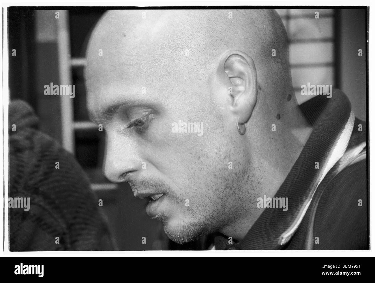 PHIL HARTNOLL, ORBITALE, CANDID, BACKSTAGE, RITRATTO, 1993: Phil Hartnoll, delle leggende della musica dance Orbital, nel backstage di un Megadog Tour alla Cardiff University di Cardiff, Galles, Regno Unito, il 4 ottobre 1993. Foto: Rob Watkins. INFO: Orbital, un pionieristico duo di musica elettronica inglese formato nel 1989, ha giocato un ruolo cruciale nello sviluppo dei generi ambient e techno. I fratelli Paul e Phil Hartnoll hanno creato brani innovativi, atmosferici e ballabili che hanno lasciato un impatto duraturo sulla musica elettronica. Foto Stock