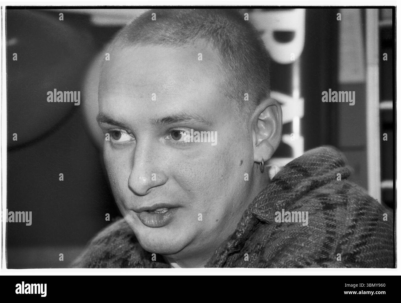 PAUL HARTNOLL, ORBITALE, CANDID, BACKSTAGE, RITRATTO, 1993: Paul Hartnoll, delle leggende della musica dance, Orbital, nel backstage di un Megadog Tour alla Cardiff University di Cardiff, Galles, Regno Unito, il 4 ottobre 1993. Foto: Rob Watkins. INFO: Orbital, un pionieristico duo di musica elettronica inglese formato nel 1989, ha giocato un ruolo cruciale nello sviluppo dei generi ambient e techno. I fratelli Paul e Phil Hartnoll hanno creato brani innovativi, atmosferici e ballabili che hanno lasciato un impatto duraturo sulla musica elettronica. Foto Stock