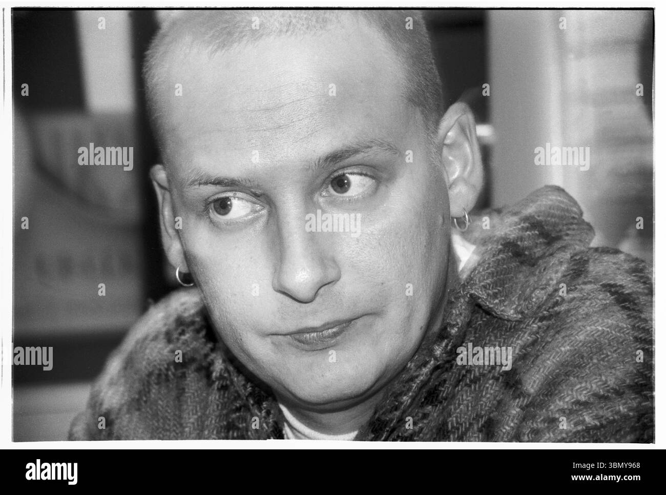 PAUL HARTNOLL, ORBITALE, CANDID, BACKSTAGE, RITRATTO, 1993: Paul Hartnoll, delle leggende della musica dance, Orbital, nel backstage di un Megadog Tour alla Cardiff University di Cardiff, Galles, Regno Unito, il 4 ottobre 1993. Foto: Rob Watkins. INFO: Orbital, un pionieristico duo di musica elettronica inglese formato nel 1989, ha giocato un ruolo cruciale nello sviluppo dei generi ambient e techno. I fratelli Paul e Phil Hartnoll hanno creato brani innovativi, atmosferici e ballabili che hanno lasciato un impatto duraturo sulla musica elettronica. Foto Stock