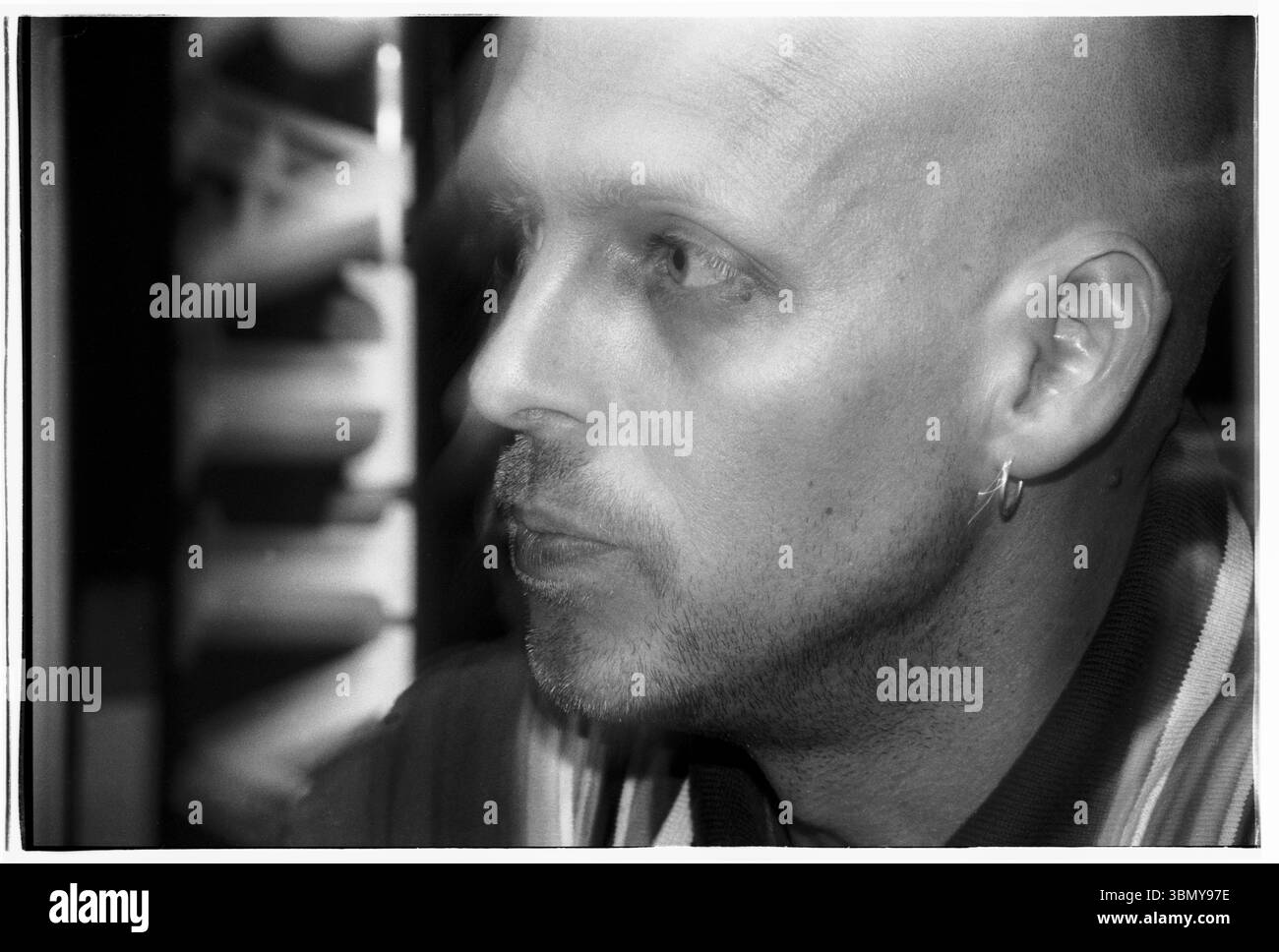 PHIL HARTNOLL, ORBITALE, CANDID, BACKSTAGE, RITRATTO, 1993: Phil Hartnoll, delle leggende della musica dance Orbital, nel backstage di un Megadog Tour alla Cardiff University di Cardiff, Galles, Regno Unito, il 4 ottobre 1993. Foto: Rob Watkins. INFO: Orbital, un pionieristico duo di musica elettronica inglese formato nel 1989, ha giocato un ruolo cruciale nello sviluppo dei generi ambient e techno. I fratelli Paul e Phil Hartnoll hanno creato brani innovativi, atmosferici e ballabili che hanno lasciato un impatto duraturo sulla musica elettronica. Foto Stock